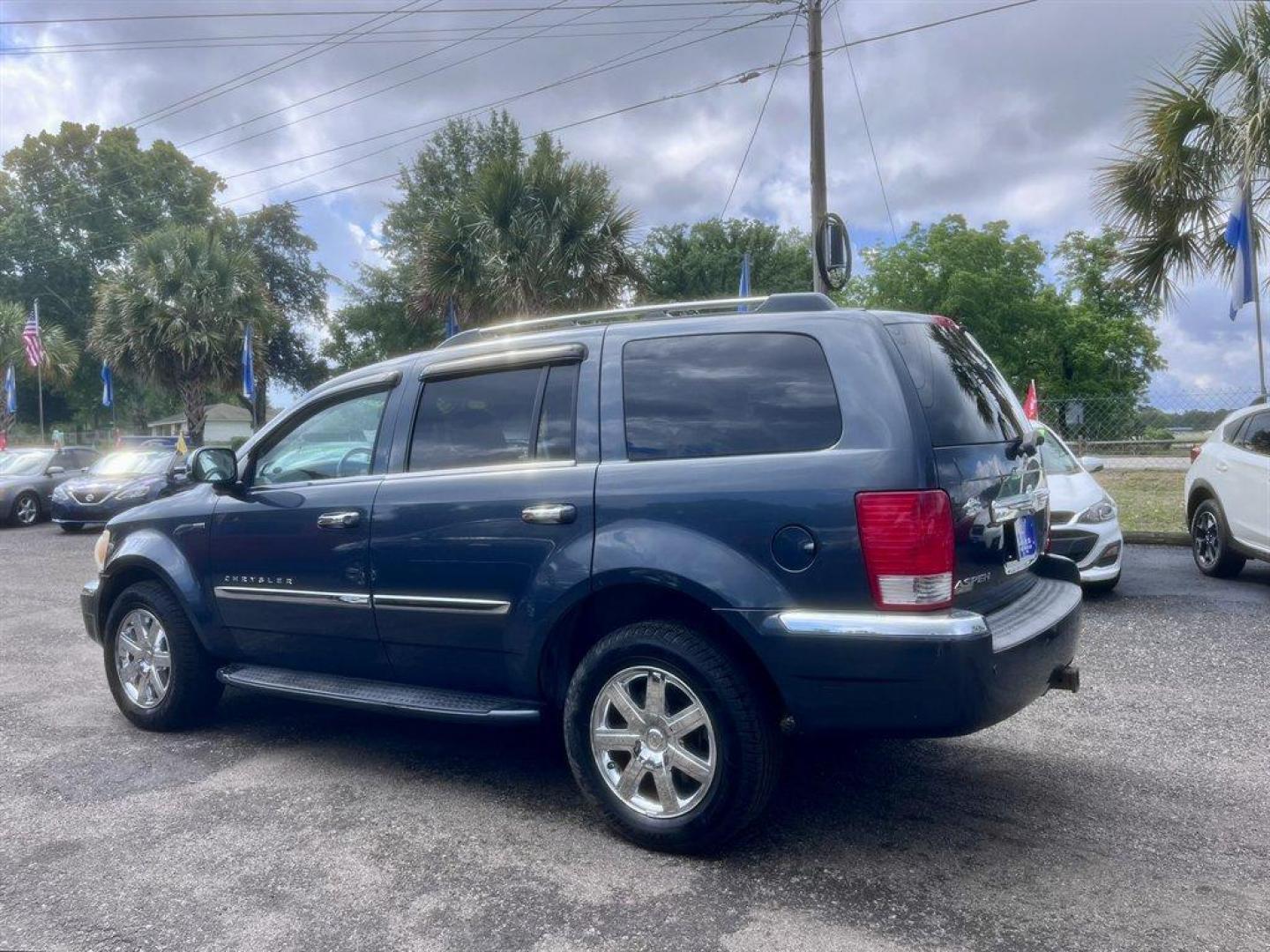 2008 Blue /Grey Chrysler Aspen (1A8HW58248F) with an 5.7l V8 SFI Hemi 5.7l engine, Automatic transmission, located at 745 East Steele Rd., West Columbia, SC, 29170, (803) 755-9148, 33.927212, -81.148483 - Special Internet Price! 2008 Chrysler Aspen with AM/FM radio, Cruise control, Backup camera, Sunroof, Leather interior, 3rd row seating, Rear entertainment, Powered driver seat, Powered windows, Powered door locks, Plus more! - Photo#5
