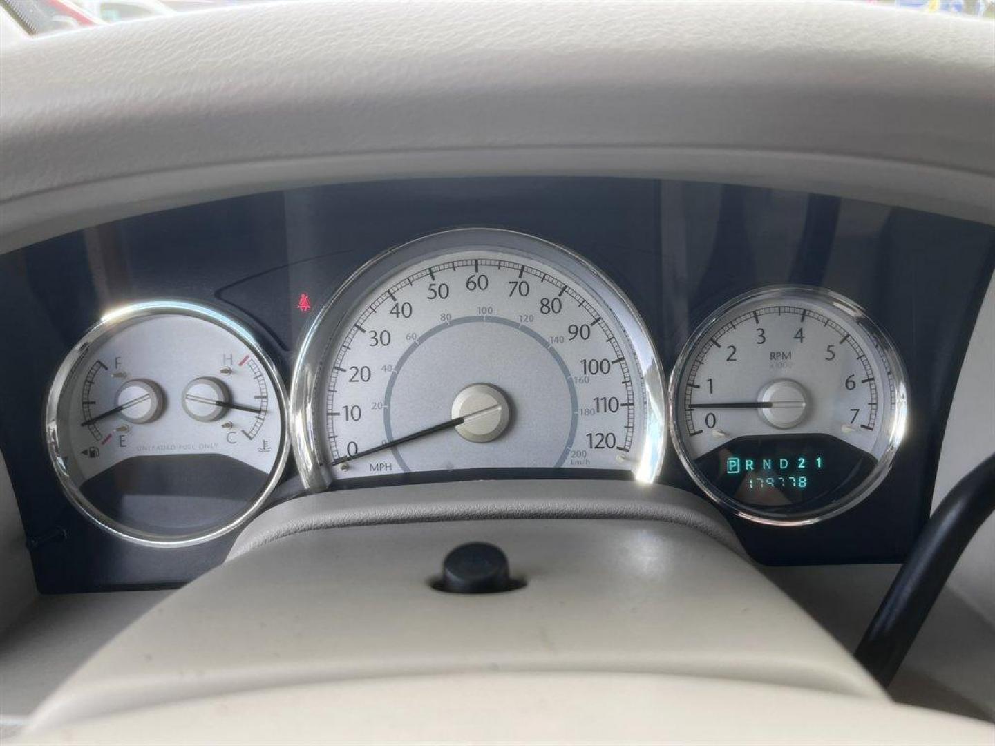 2008 Blue /Grey Chrysler Aspen (1A8HW58248F) with an 5.7l V8 SFI Hemi 5.7l engine, Automatic transmission, located at 745 East Steele Rd., West Columbia, SC, 29170, (803) 755-9148, 33.927212, -81.148483 - Special Internet Price! 2008 Chrysler Aspen with AM/FM radio, Cruise control, Backup camera, Sunroof, Leather interior, 3rd row seating, Rear entertainment, Powered driver seat, Powered windows, Powered door locks, Plus more! - Photo#10