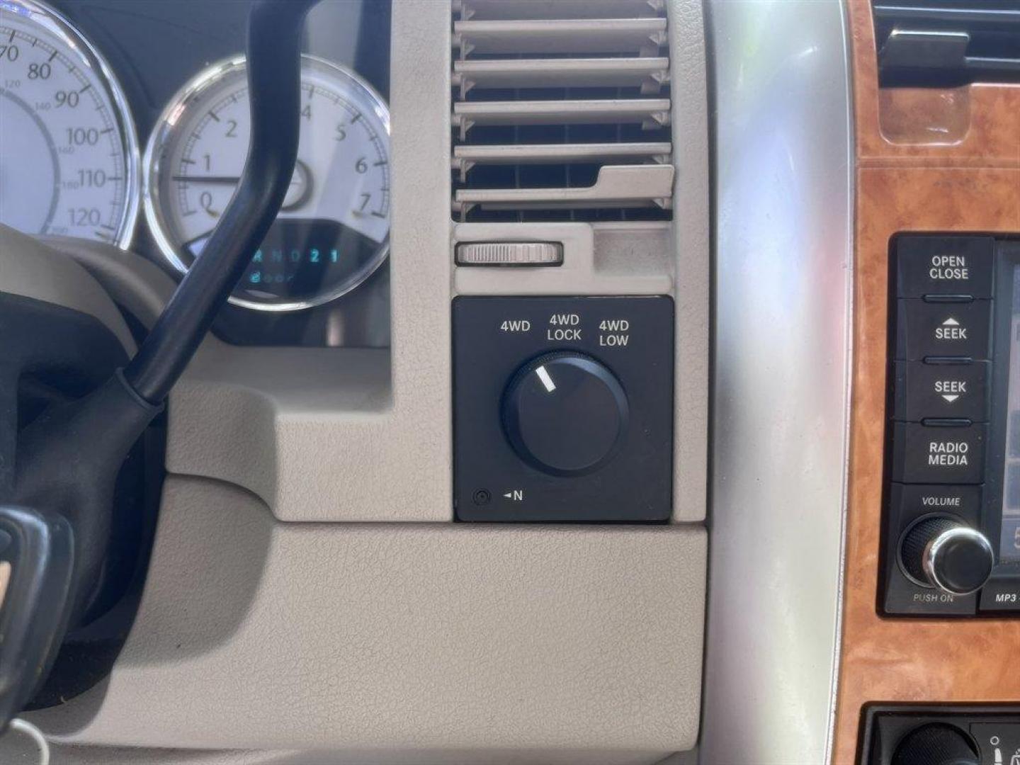 2008 Blue /Grey Chrysler Aspen (1A8HW58248F) with an 5.7l V8 SFI Hemi 5.7l engine, Automatic transmission, located at 745 East Steele Rd., West Columbia, SC, 29170, (803) 755-9148, 33.927212, -81.148483 - Special Internet Price! 2008 Chrysler Aspen with AM/FM radio, Cruise control, Backup camera, Sunroof, Leather interior, 3rd row seating, Rear entertainment, Powered driver seat, Powered windows, Powered door locks, Plus more! - Photo#15