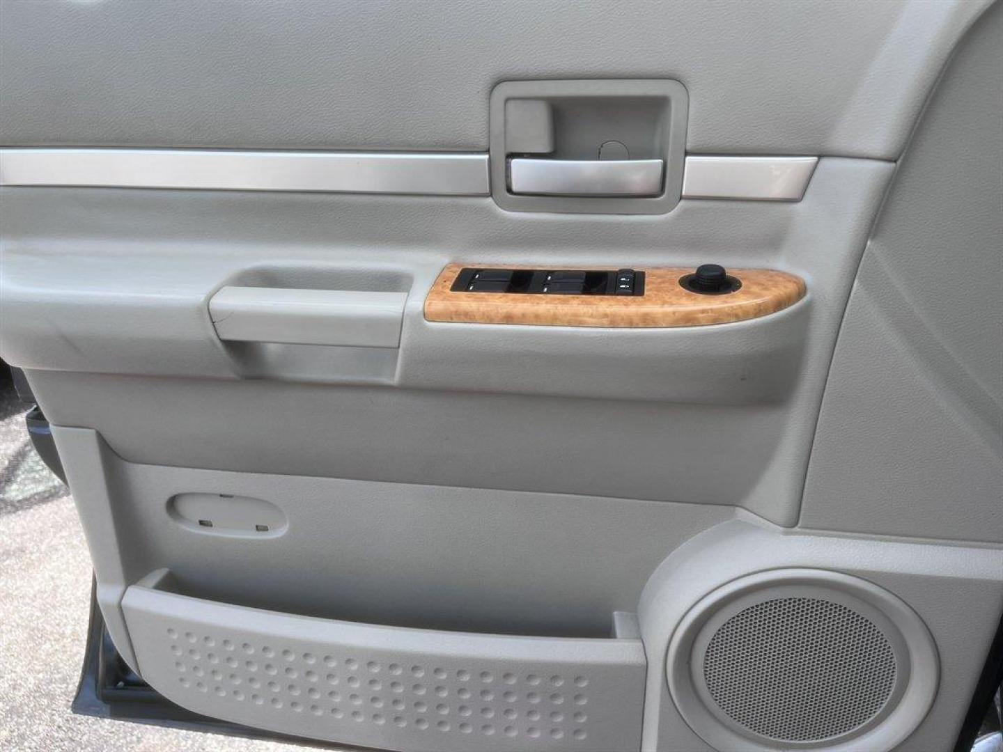 2008 Blue /Grey Chrysler Aspen (1A8HW58248F) with an 5.7l V8 SFI Hemi 5.7l engine, Automatic transmission, located at 745 East Steele Rd., West Columbia, SC, 29170, (803) 755-9148, 33.927212, -81.148483 - Special Internet Price! 2008 Chrysler Aspen with AM/FM radio, Cruise control, Backup camera, Sunroof, Leather interior, 3rd row seating, Rear entertainment, Powered driver seat, Powered windows, Powered door locks, Plus more! - Photo#16