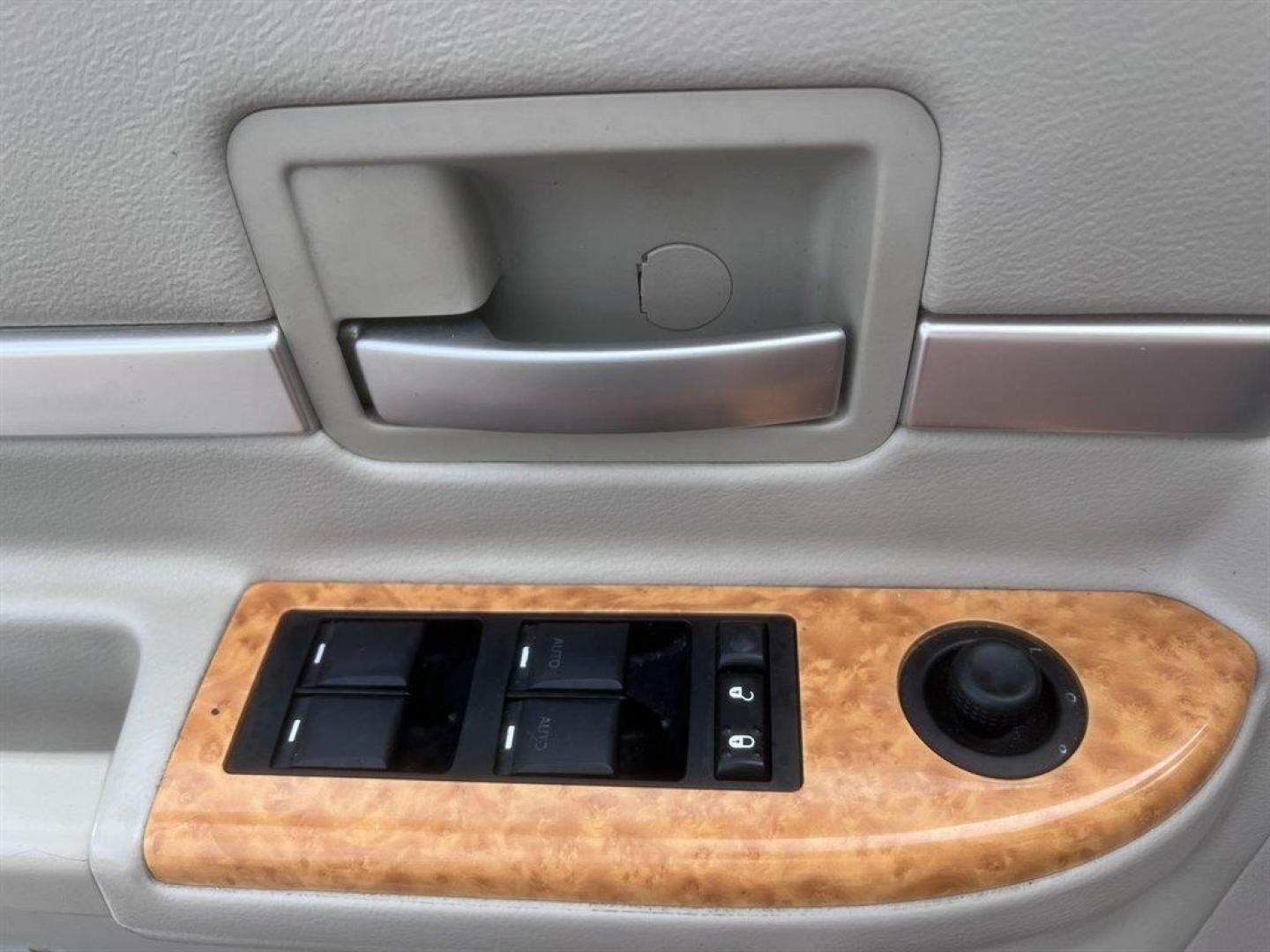 2008 Blue /Grey Chrysler Aspen (1A8HW58248F) with an 5.7l V8 SFI Hemi 5.7l engine, Automatic transmission, located at 745 East Steele Rd., West Columbia, SC, 29170, (803) 755-9148, 33.927212, -81.148483 - Special Internet Price! 2008 Chrysler Aspen with AM/FM radio, Cruise control, Backup camera, Sunroof, Leather interior, 3rd row seating, Rear entertainment, Powered driver seat, Powered windows, Powered door locks, Plus more! - Photo#17