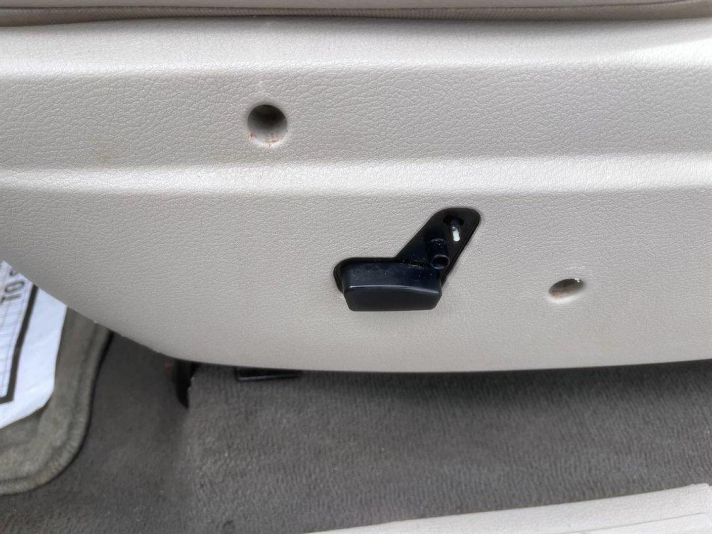 2008 Blue /Grey Chrysler Aspen (1A8HW58248F) with an 5.7l V8 SFI Hemi 5.7l engine, Automatic transmission, located at 745 East Steele Rd., West Columbia, SC, 29170, (803) 755-9148, 33.927212, -81.148483 - Special Internet Price! 2008 Chrysler Aspen with AM/FM radio, Cruise control, Backup camera, Sunroof, Leather interior, 3rd row seating, Rear entertainment, Powered driver seat, Powered windows, Powered door locks, Plus more! - Photo#20