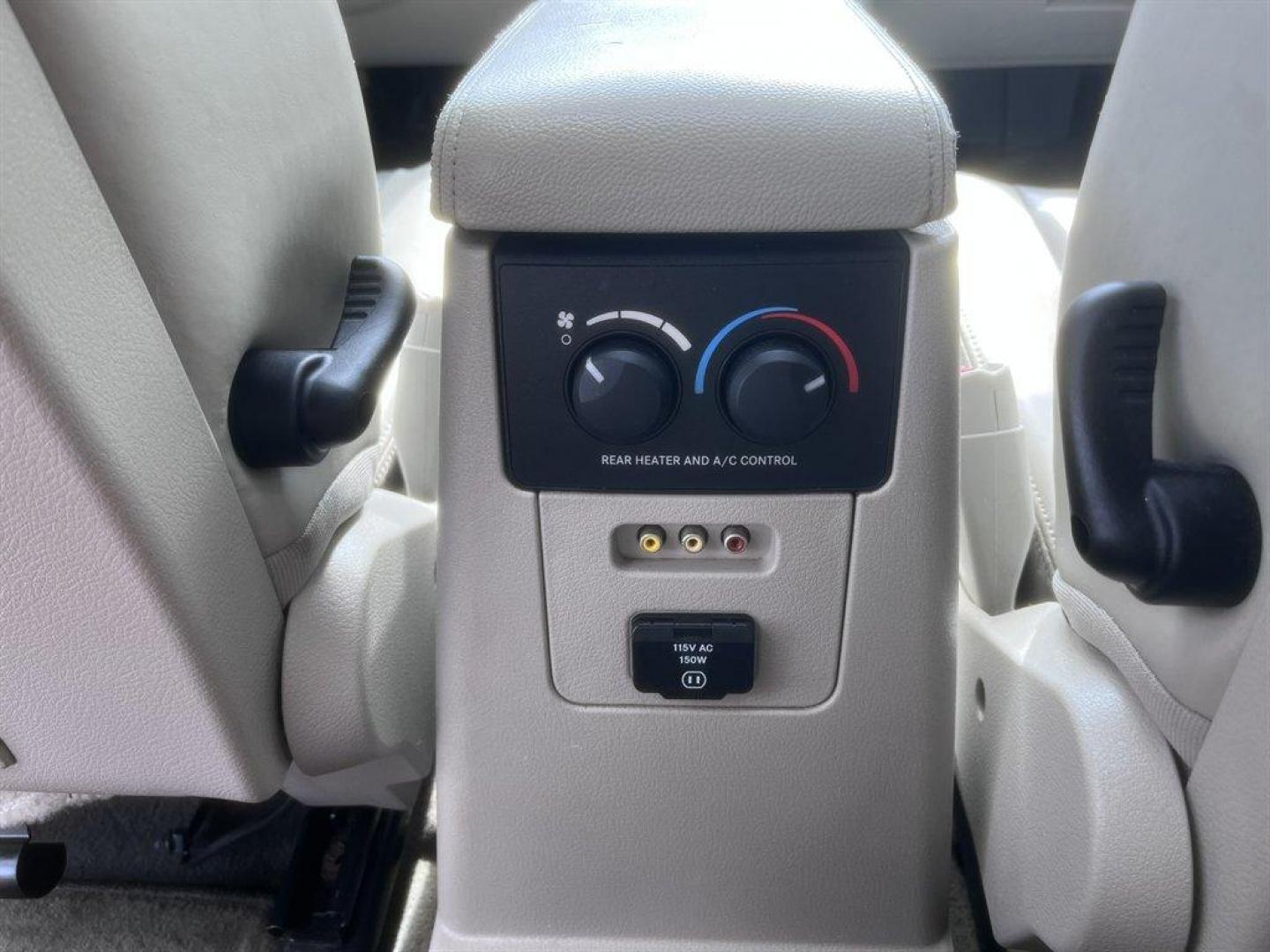 2008 Blue /Grey Chrysler Aspen (1A8HW58248F) with an 5.7l V8 SFI Hemi 5.7l engine, Automatic transmission, located at 745 East Steele Rd., West Columbia, SC, 29170, (803) 755-9148, 33.927212, -81.148483 - Special Internet Price! 2008 Chrysler Aspen with AM/FM radio, Cruise control, Backup camera, Sunroof, Leather interior, 3rd row seating, Rear entertainment, Powered driver seat, Powered windows, Powered door locks, Plus more! - Photo#22