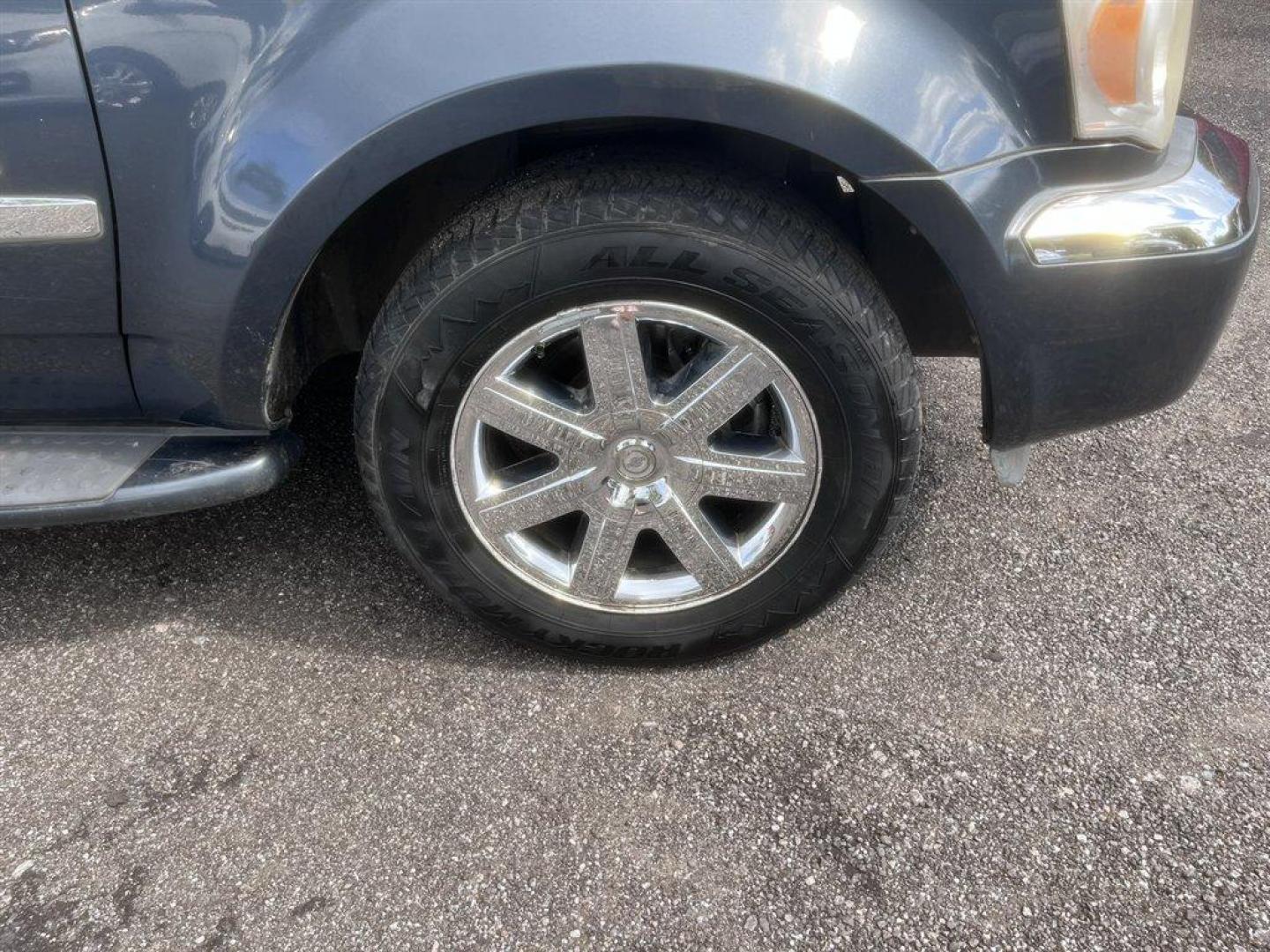 2008 Blue /Grey Chrysler Aspen (1A8HW58248F) with an 5.7l V8 SFI Hemi 5.7l engine, Automatic transmission, located at 745 East Steele Rd., West Columbia, SC, 29170, (803) 755-9148, 33.927212, -81.148483 - Special Internet Price! 2008 Chrysler Aspen with AM/FM radio, Cruise control, Backup camera, Sunroof, Leather interior, 3rd row seating, Rear entertainment, Powered driver seat, Powered windows, Powered door locks, Plus more! - Photo#33