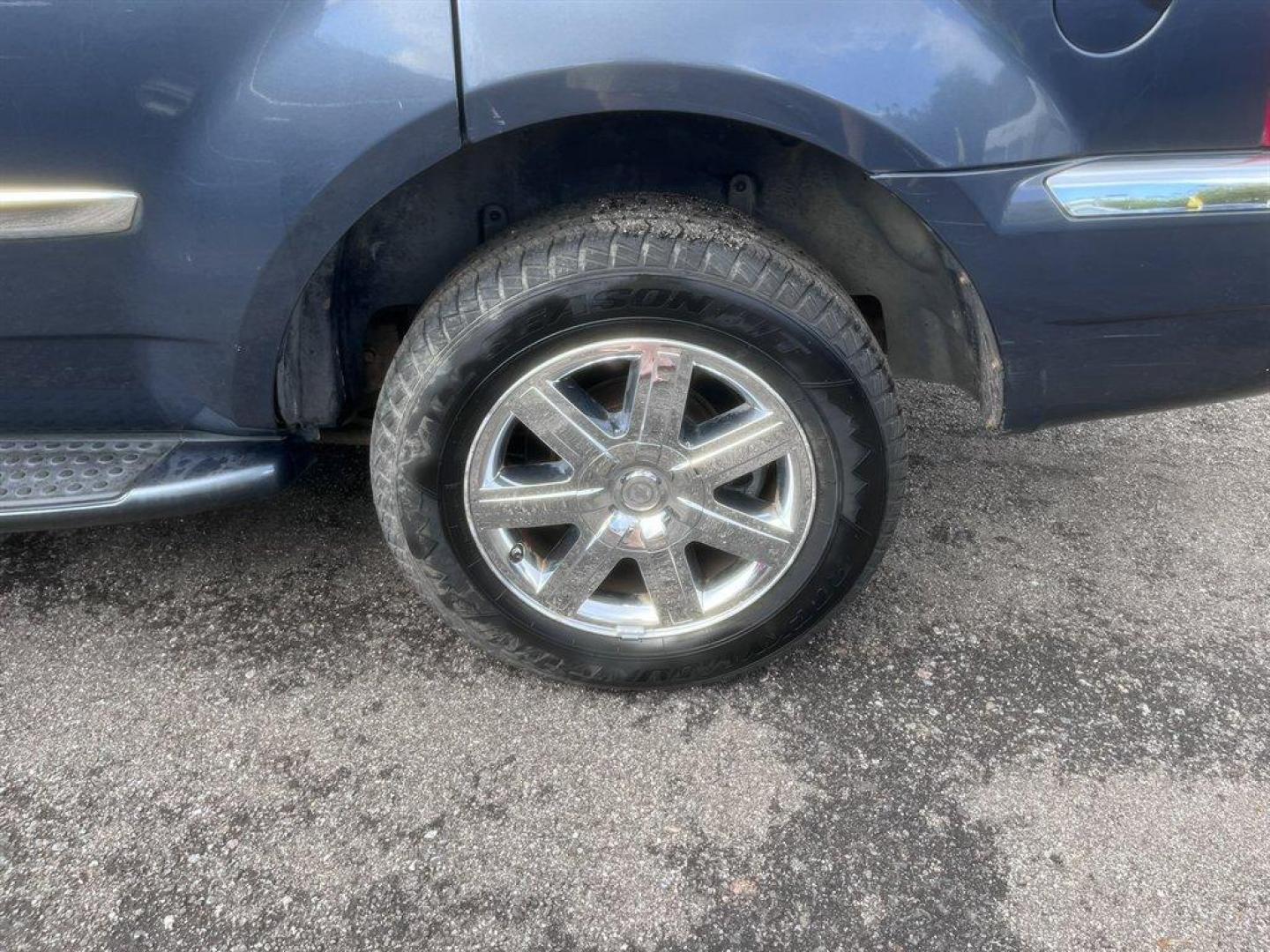 2008 Blue /Grey Chrysler Aspen (1A8HW58248F) with an 5.7l V8 SFI Hemi 5.7l engine, Automatic transmission, located at 745 East Steele Rd., West Columbia, SC, 29170, (803) 755-9148, 33.927212, -81.148483 - Special Internet Price! 2008 Chrysler Aspen with AM/FM radio, Cruise control, Backup camera, Sunroof, Leather interior, 3rd row seating, Rear entertainment, Powered driver seat, Powered windows, Powered door locks, Plus more! - Photo#35