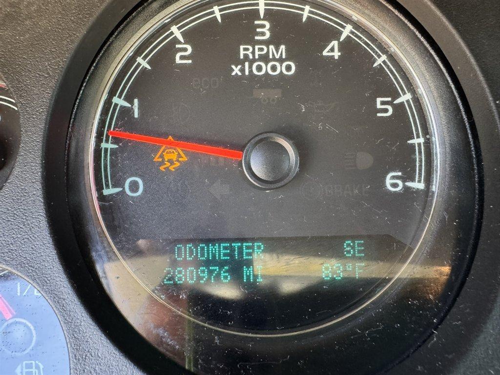 2011 Silver /Grey GMC Yukon XL (1GKS1KE02BR) with an 5.3l V8 SFI Flex 5.3l engine, Automatic transmission, located at 745 East Steele Rd., West Columbia, SC, 29170, (803) 755-9148, 33.927212, -81.148483- Photo#10