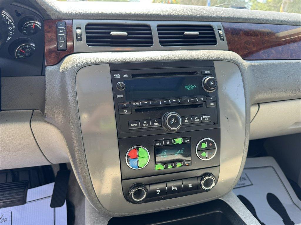 2011 Silver /Grey GMC Yukon XL (1GKS1KE02BR) with an 5.3l V8 SFI Flex 5.3l engine, Automatic transmission, located at 745 East Steele Rd., West Columbia, SC, 29170, (803) 755-9148, 33.927212, -81.148483- Photo#12