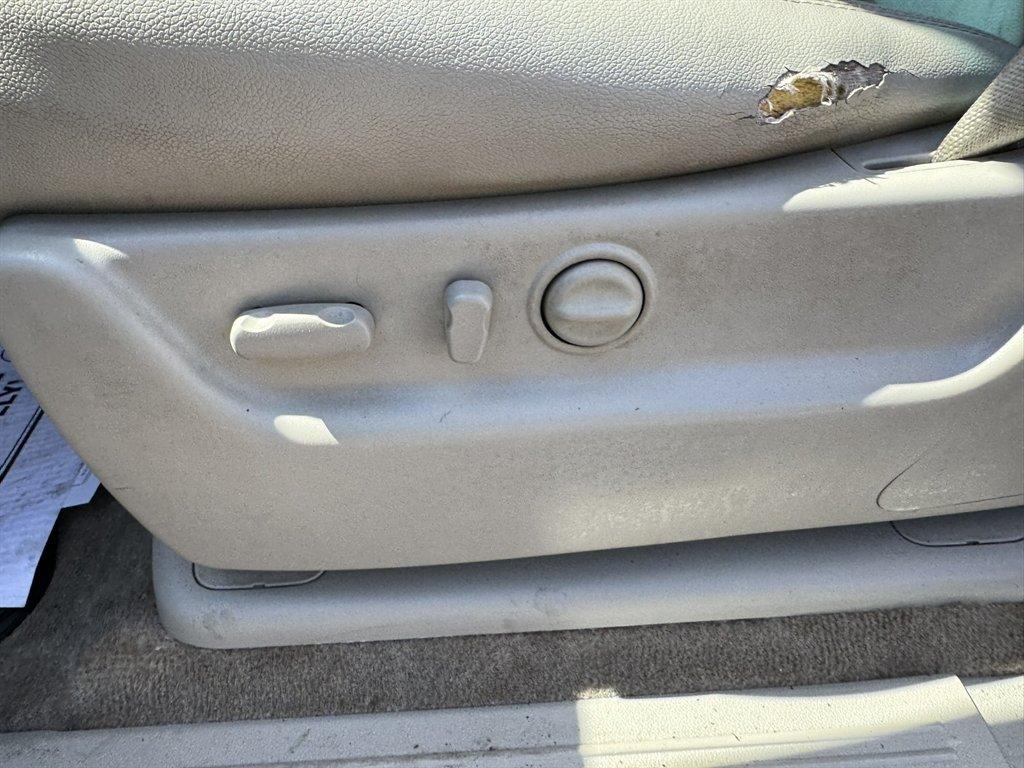 2011 Silver /Grey GMC Yukon XL (1GKS1KE02BR) with an 5.3l V8 SFI Flex 5.3l engine, Automatic transmission, located at 745 East Steele Rd., West Columbia, SC, 29170, (803) 755-9148, 33.927212, -81.148483- Photo#20
