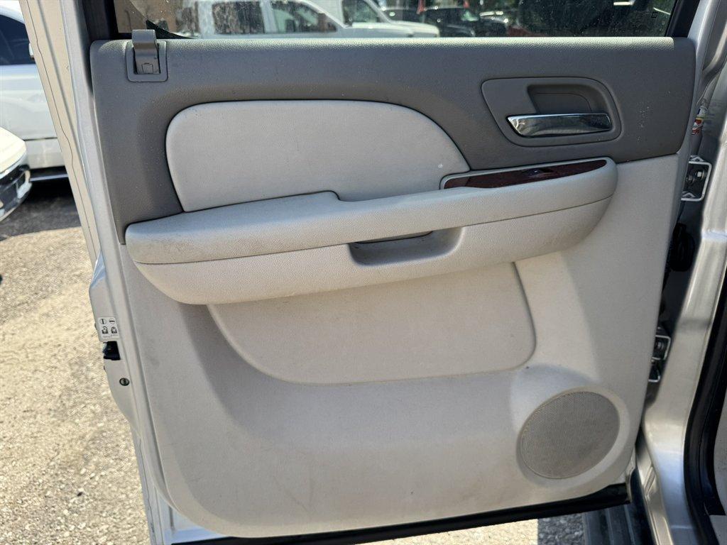 2011 Silver /Grey GMC Yukon XL (1GKS1KE02BR) with an 5.3l V8 SFI Flex 5.3l engine, Automatic transmission, located at 745 East Steele Rd., West Columbia, SC, 29170, (803) 755-9148, 33.927212, -81.148483- Photo#21