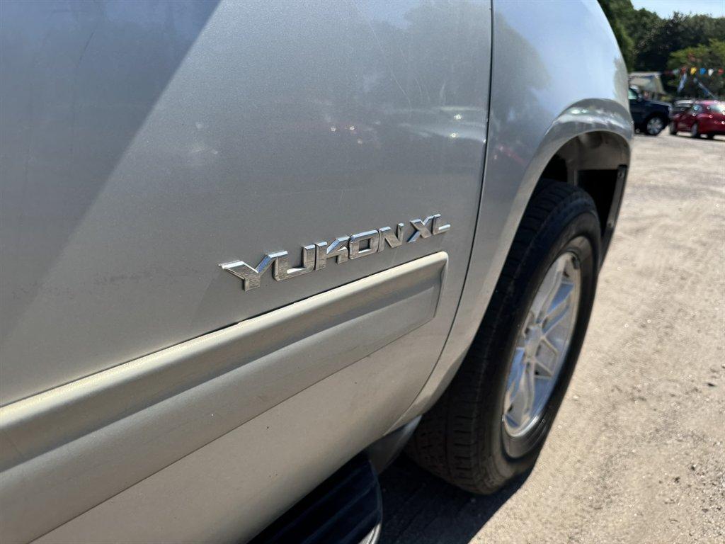 2011 Silver /Grey GMC Yukon XL (1GKS1KE02BR) with an 5.3l V8 SFI Flex 5.3l engine, Automatic transmission, located at 745 East Steele Rd., West Columbia, SC, 29170, (803) 755-9148, 33.927212, -81.148483- Photo#32