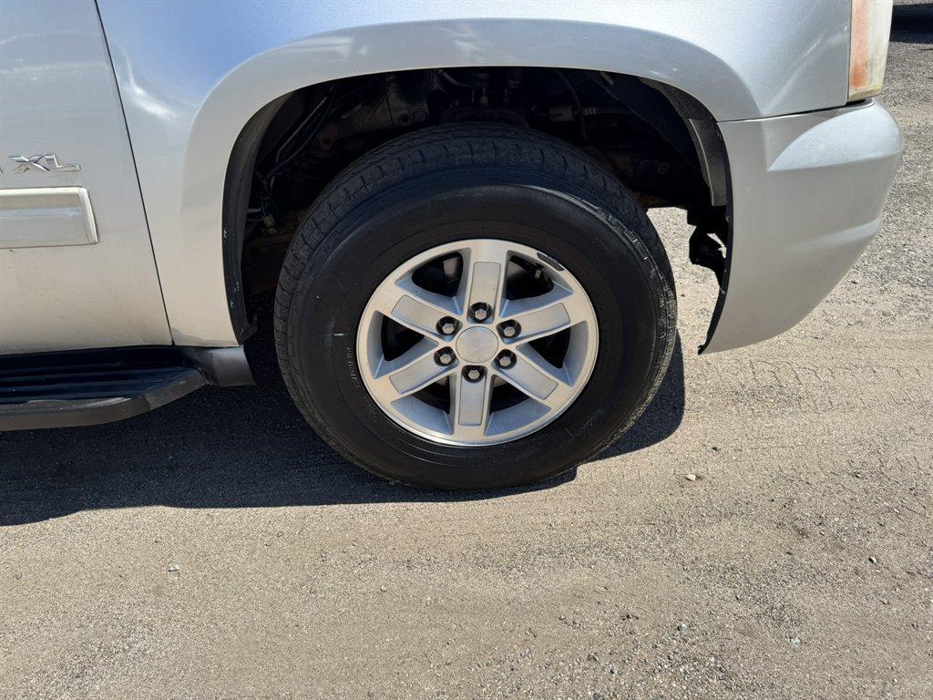 2011 Silver /Grey GMC Yukon XL (1GKS1KE02BR) with an 5.3l V8 SFI Flex 5.3l engine, Automatic transmission, located at 745 East Steele Rd., West Columbia, SC, 29170, (803) 755-9148, 33.927212, -81.148483- Photo#33