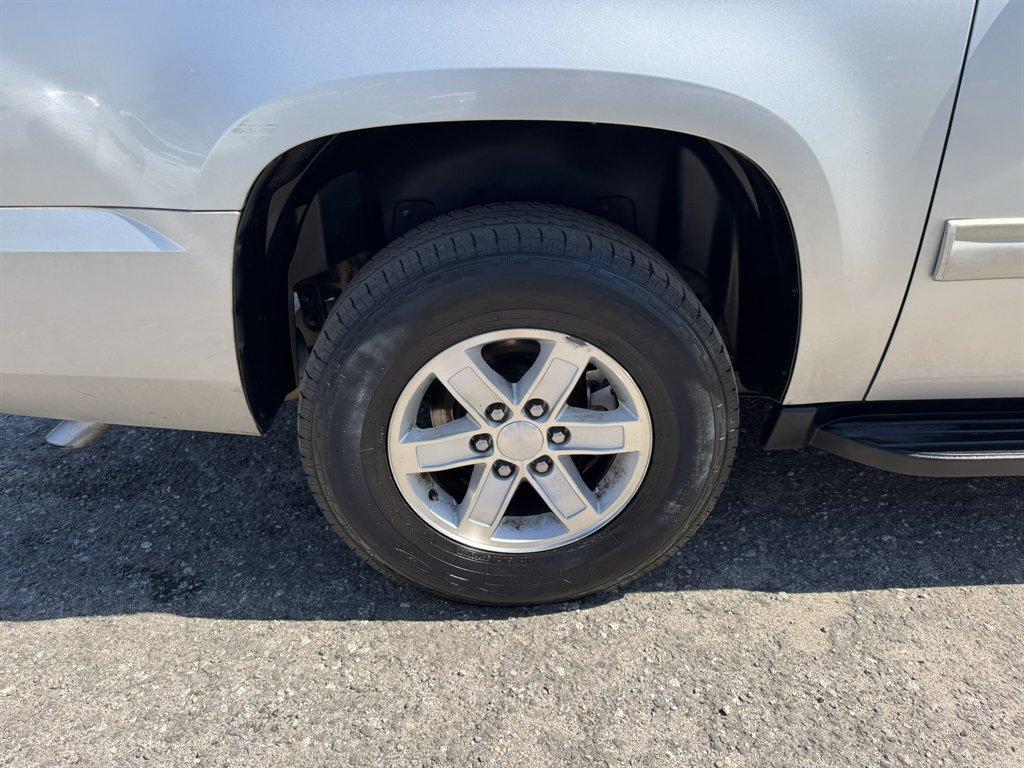 2011 Silver /Grey GMC Yukon XL (1GKS1KE02BR) with an 5.3l V8 SFI Flex 5.3l engine, Automatic transmission, located at 745 East Steele Rd., West Columbia, SC, 29170, (803) 755-9148, 33.927212, -81.148483- Photo#34