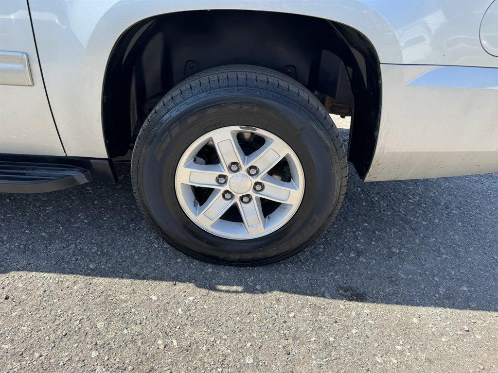 2011 Silver /Grey GMC Yukon XL (1GKS1KE02BR) with an 5.3l V8 SFI Flex 5.3l engine, Automatic transmission, located at 745 East Steele Rd., West Columbia, SC, 29170, (803) 755-9148, 33.927212, -81.148483- Photo#35