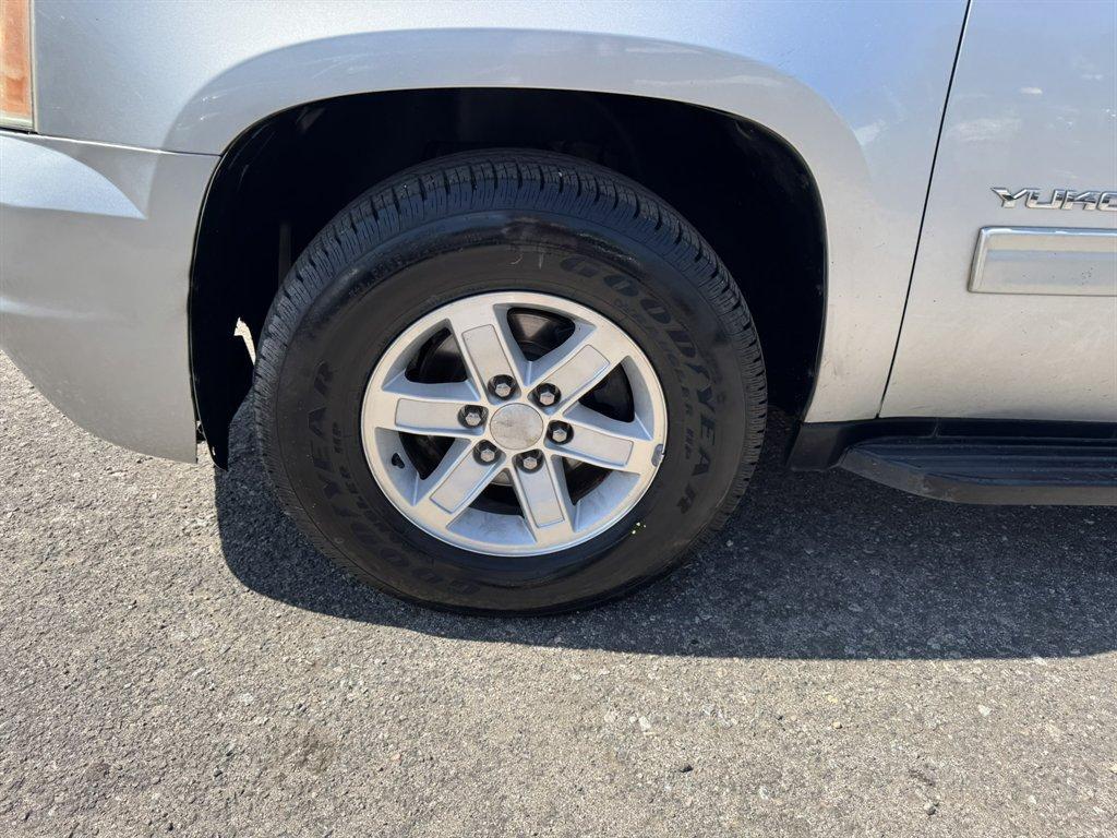 2011 Silver /Grey GMC Yukon XL (1GKS1KE02BR) with an 5.3l V8 SFI Flex 5.3l engine, Automatic transmission, located at 745 East Steele Rd., West Columbia, SC, 29170, (803) 755-9148, 33.927212, -81.148483- Photo#36