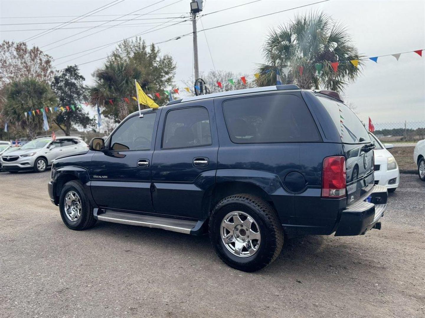 2005 Blue /Grey Cadillac Escalade (1GYEK63N45R) with an 6.0l V8 SFI 6.0l engine, Automatic transmission, located at 745 East Steele Rd., West Columbia, SC, 29170, (803) 755-9148, 33.927212, -81.148483 - Photo#5