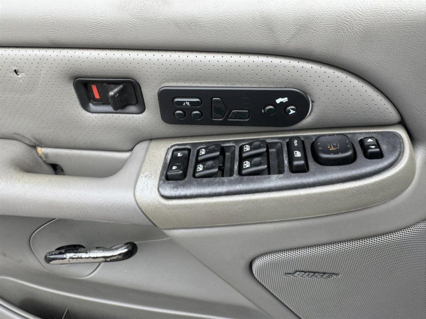 2005 Blue /Grey Cadillac Escalade (1GYEK63N45R) with an 6.0l V8 SFI 6.0l engine, Automatic transmission, located at 745 East Steele Rd., West Columbia, SC, 29170, (803) 755-9148, 33.927212, -81.148483 - Photo#16