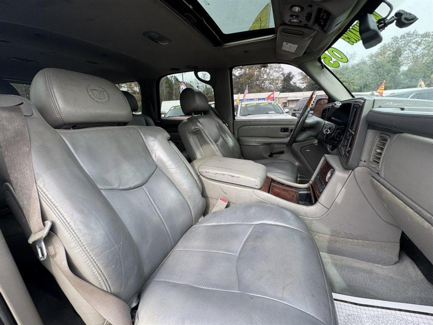 2005 Blue /Grey Cadillac Escalade (1GYEK63N45R) with an 6.0l V8 SFI 6.0l engine, Automatic transmission, located at 745 East Steele Rd., West Columbia, SC, 29170, (803) 755-9148, 33.927212, -81.148483 - Photo#23