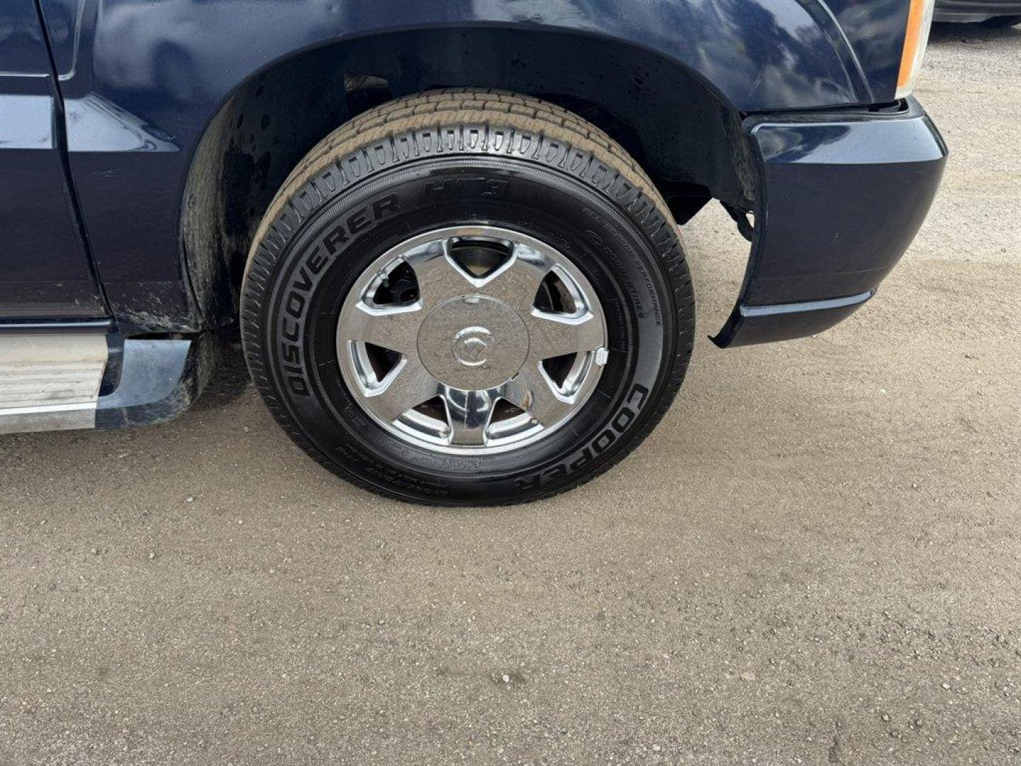 2005 Blue /Grey Cadillac Escalade (1GYEK63N45R) with an 6.0l V8 SFI 6.0l engine, Automatic transmission, located at 745 East Steele Rd., West Columbia, SC, 29170, (803) 755-9148, 33.927212, -81.148483 - Photo#25