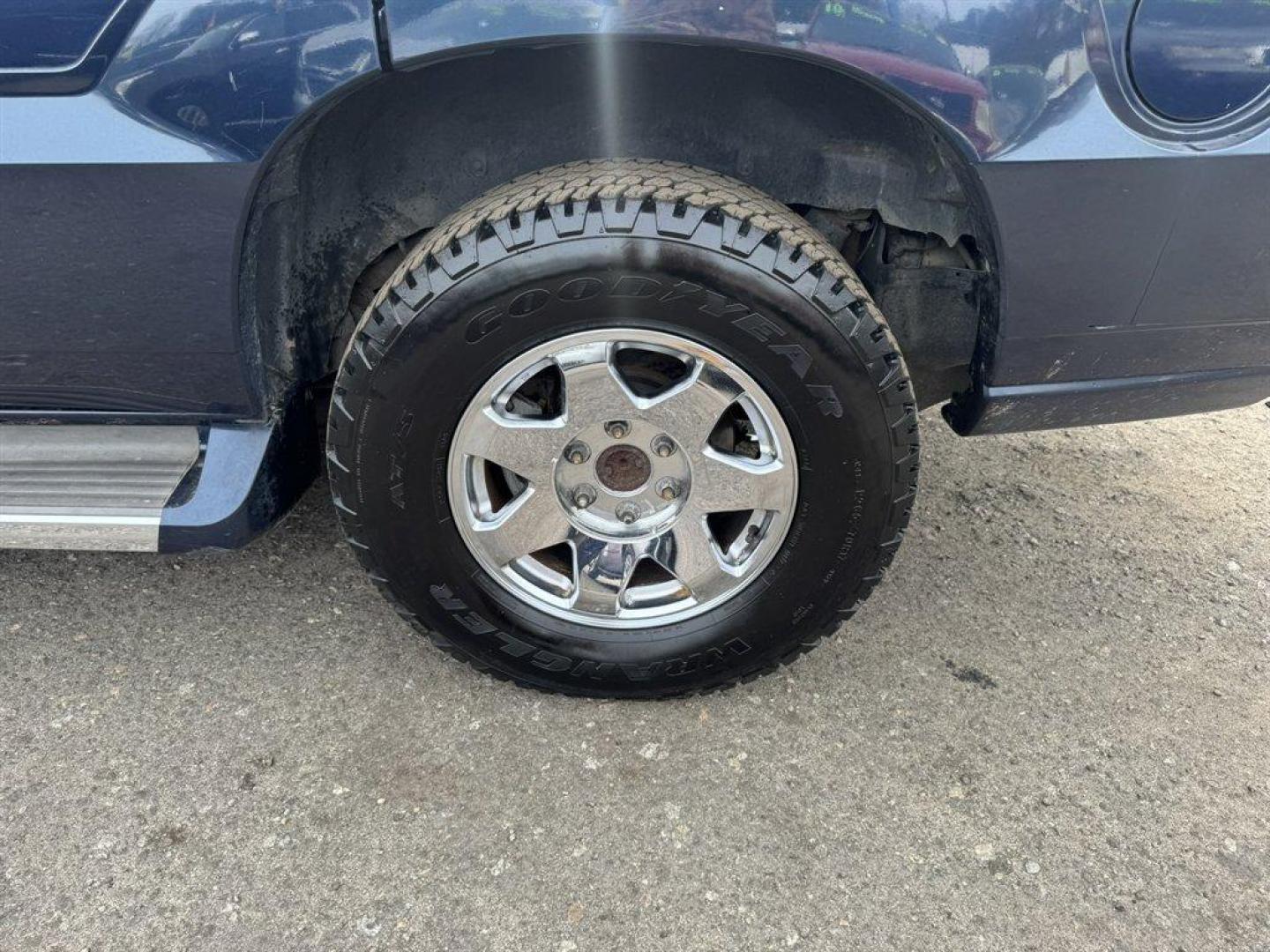 2005 Blue /Grey Cadillac Escalade (1GYEK63N45R) with an 6.0l V8 SFI 6.0l engine, Automatic transmission, located at 745 East Steele Rd., West Columbia, SC, 29170, (803) 755-9148, 33.927212, -81.148483 - Photo#27