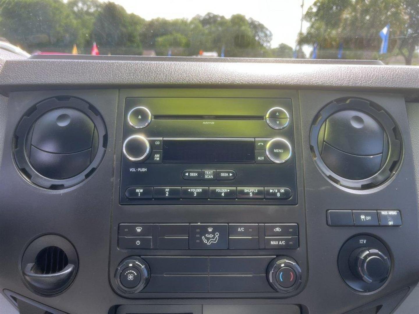 2011 White /Grey Ford F250sd (1FTBF2B65BE) with an 6.2l V8 EFI Sohc Flex 6.2 engine, Automatic transmission, located at 745 East Steele Rd., West Columbia, SC, 29170, (803) 755-9148, 33.927212, -81.148483 - Special Internet Price! 2011 Ford F250SD - Photo#10