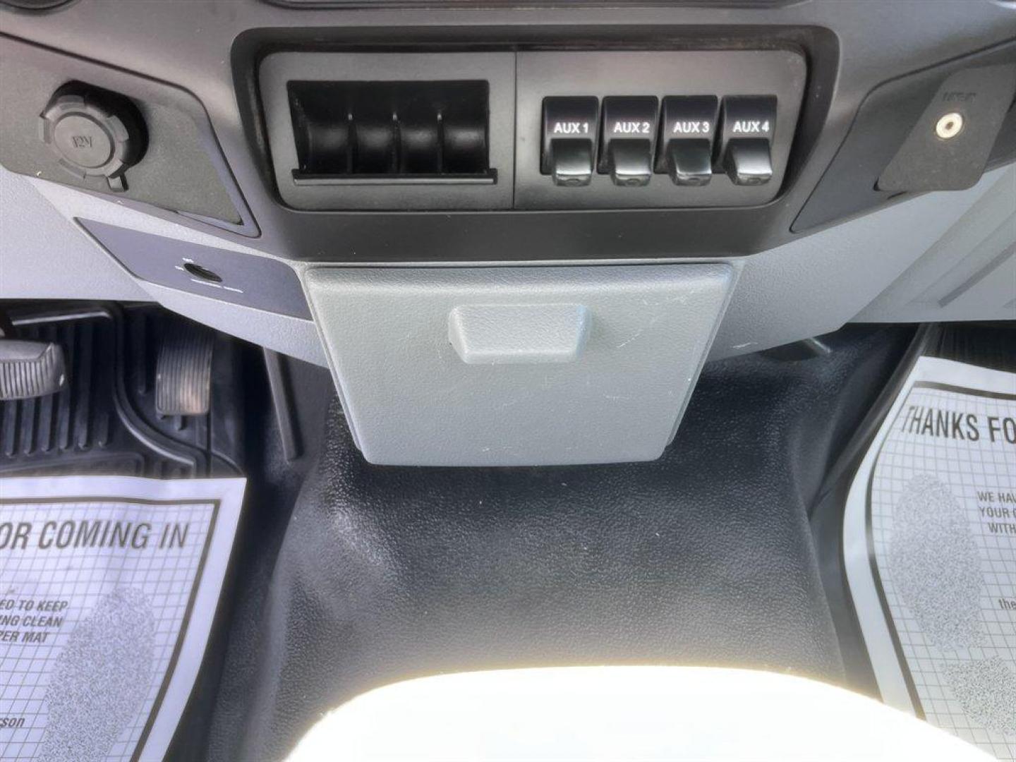 2011 White /Grey Ford F250sd (1FTBF2B65BE) with an 6.2l V8 EFI Sohc Flex 6.2 engine, Automatic transmission, located at 745 East Steele Rd., West Columbia, SC, 29170, (803) 755-9148, 33.927212, -81.148483 - Special Internet Price! 2011 Ford F250SD - Photo#11