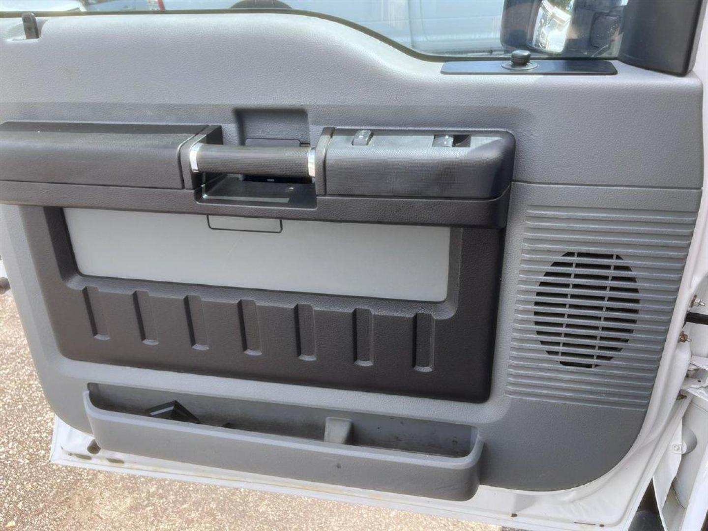 2011 White /Grey Ford F250sd (1FTBF2B65BE) with an 6.2l V8 EFI Sohc Flex 6.2 engine, Automatic transmission, located at 745 East Steele Rd., West Columbia, SC, 29170, (803) 755-9148, 33.927212, -81.148483 - Special Internet Price! 2011 Ford F250SD - Photo#13