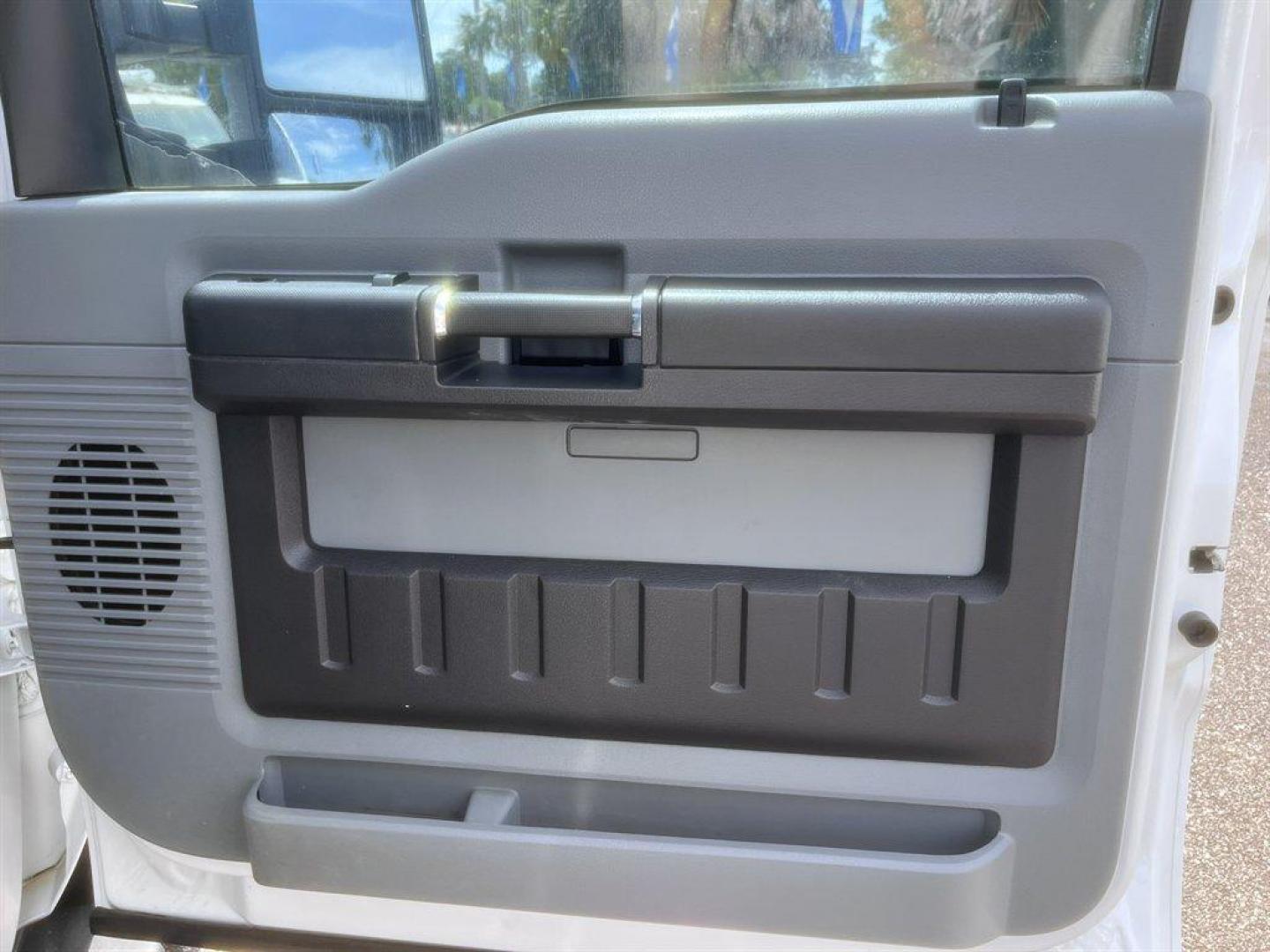 2011 White /Grey Ford F250sd (1FTBF2B65BE) with an 6.2l V8 EFI Sohc Flex 6.2 engine, Automatic transmission, located at 745 East Steele Rd., West Columbia, SC, 29170, (803) 755-9148, 33.927212, -81.148483 - Special Internet Price! 2011 Ford F250SD - Photo#16