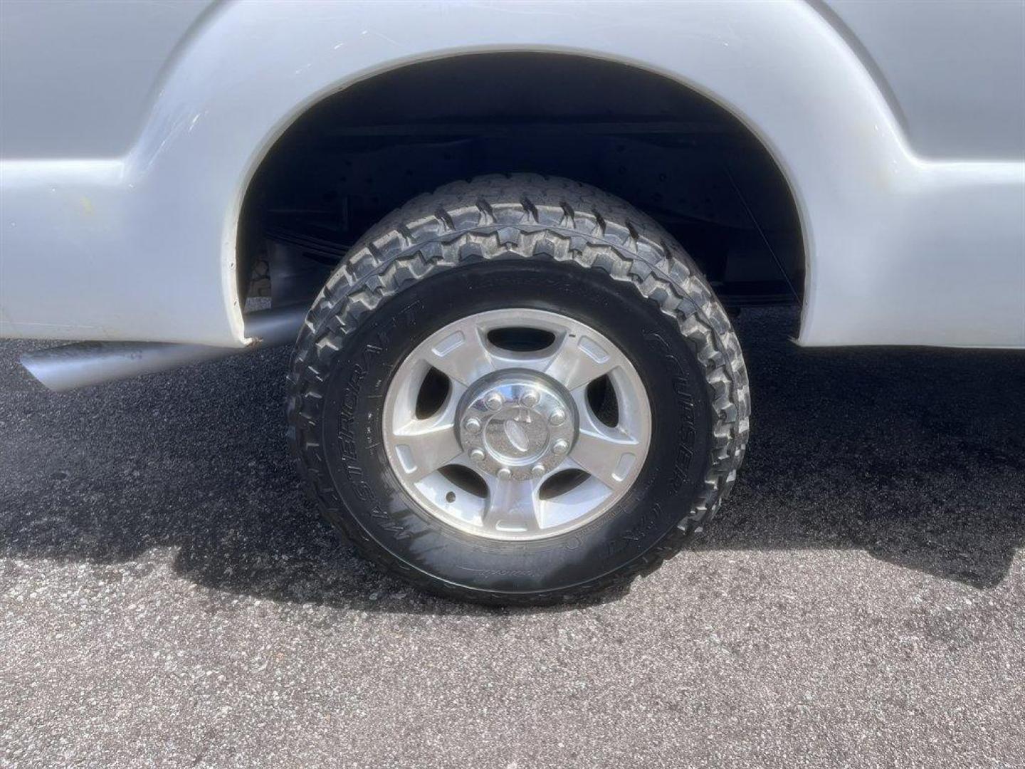 2011 White /Grey Ford F250sd (1FTBF2B65BE) with an 6.2l V8 EFI Sohc Flex 6.2 engine, Automatic transmission, located at 745 East Steele Rd., West Columbia, SC, 29170, (803) 755-9148, 33.927212, -81.148483 - Special Internet Price! 2011 Ford F250SD - Photo#23