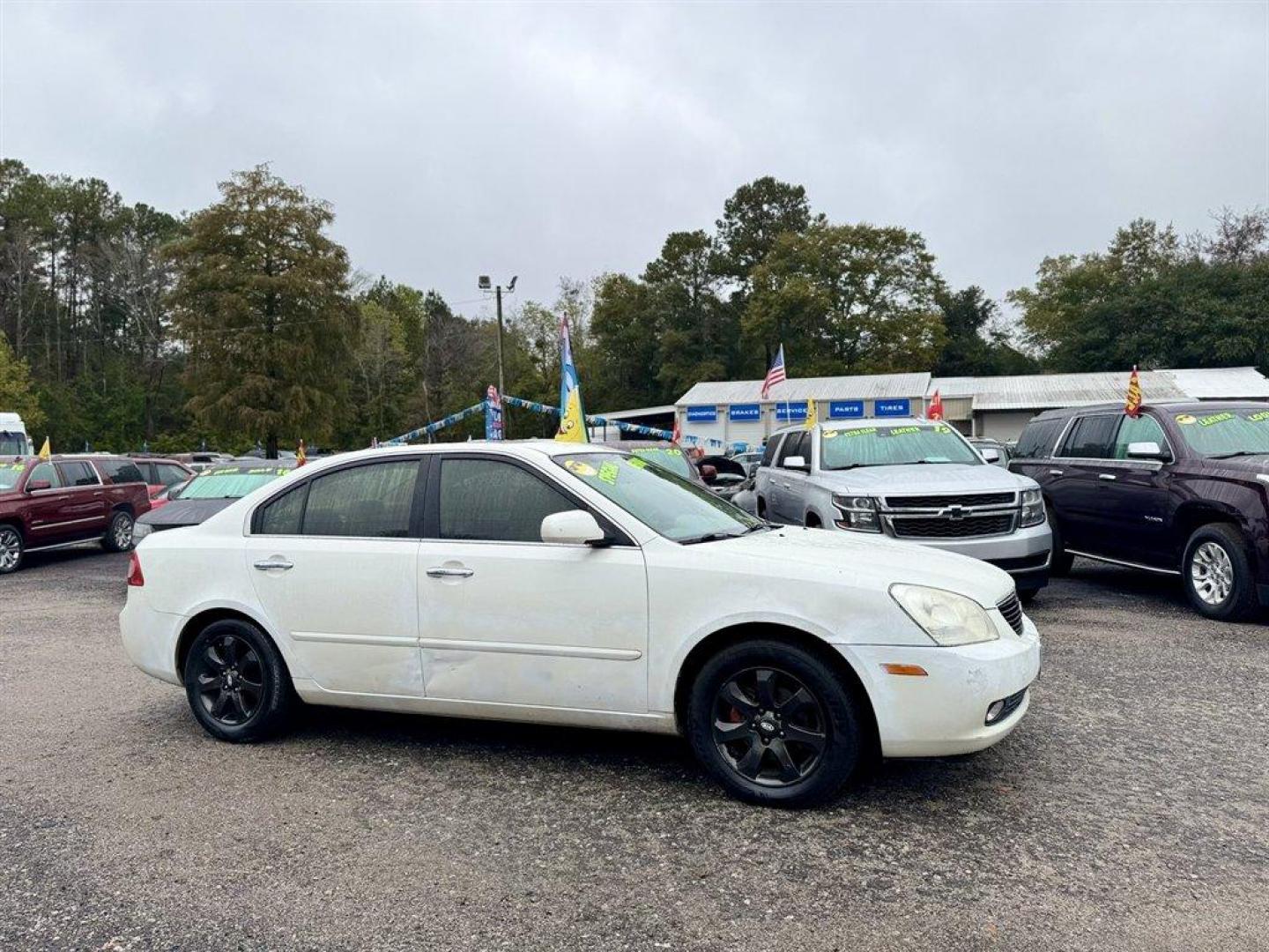 2008 White /Taupe Kia Optima (KNAGE124585) with an 2.7l V6 MPI Dohc 2.7l engine, Automatic transmission, located at 745 East Steele Rd., West Columbia, SC, 29170, (803) 755-9148, 33.927212, -81.148483 - Special Internet Price! 2008 Kia Optima - Photo#2
