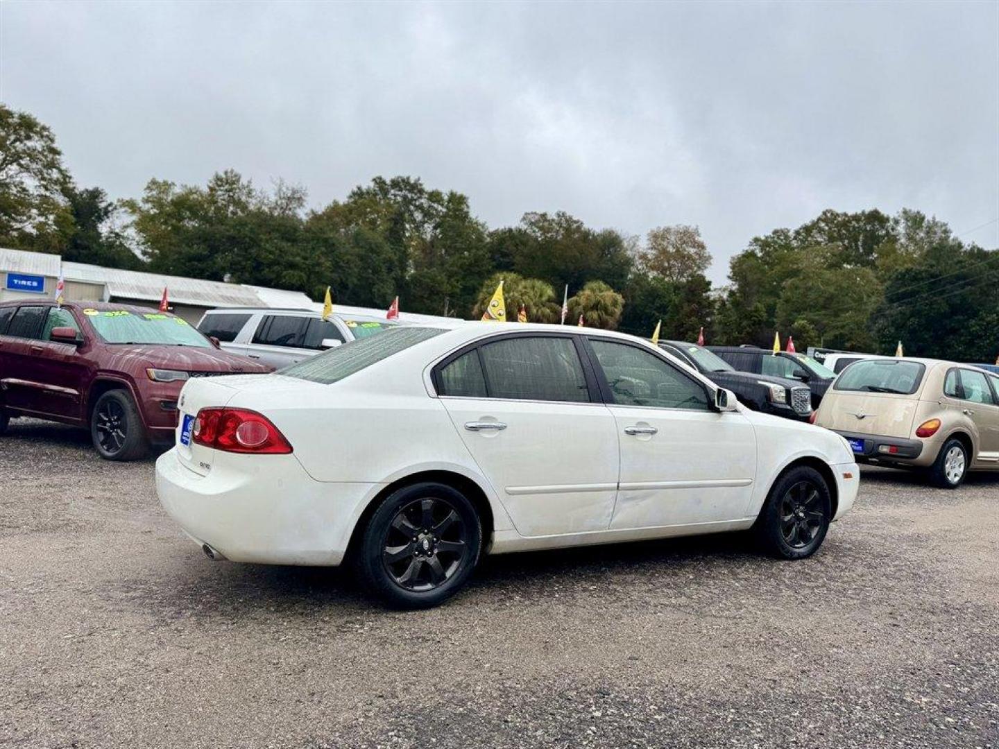 2008 White /Taupe Kia Optima (KNAGE124585) with an 2.7l V6 MPI Dohc 2.7l engine, Automatic transmission, located at 745 East Steele Rd., West Columbia, SC, 29170, (803) 755-9148, 33.927212, -81.148483 - Special Internet Price! 2008 Kia Optima - Photo#3