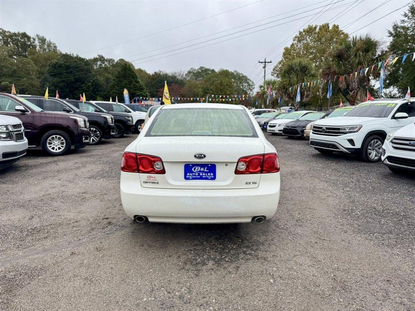 2008 White /Taupe Kia Optima (KNAGE124585) with an 2.7l V6 MPI Dohc 2.7l engine, Automatic transmission, located at 745 East Steele Rd., West Columbia, SC, 29170, (803) 755-9148, 33.927212, -81.148483 - Special Internet Price! 2008 Kia Optima - Photo#4