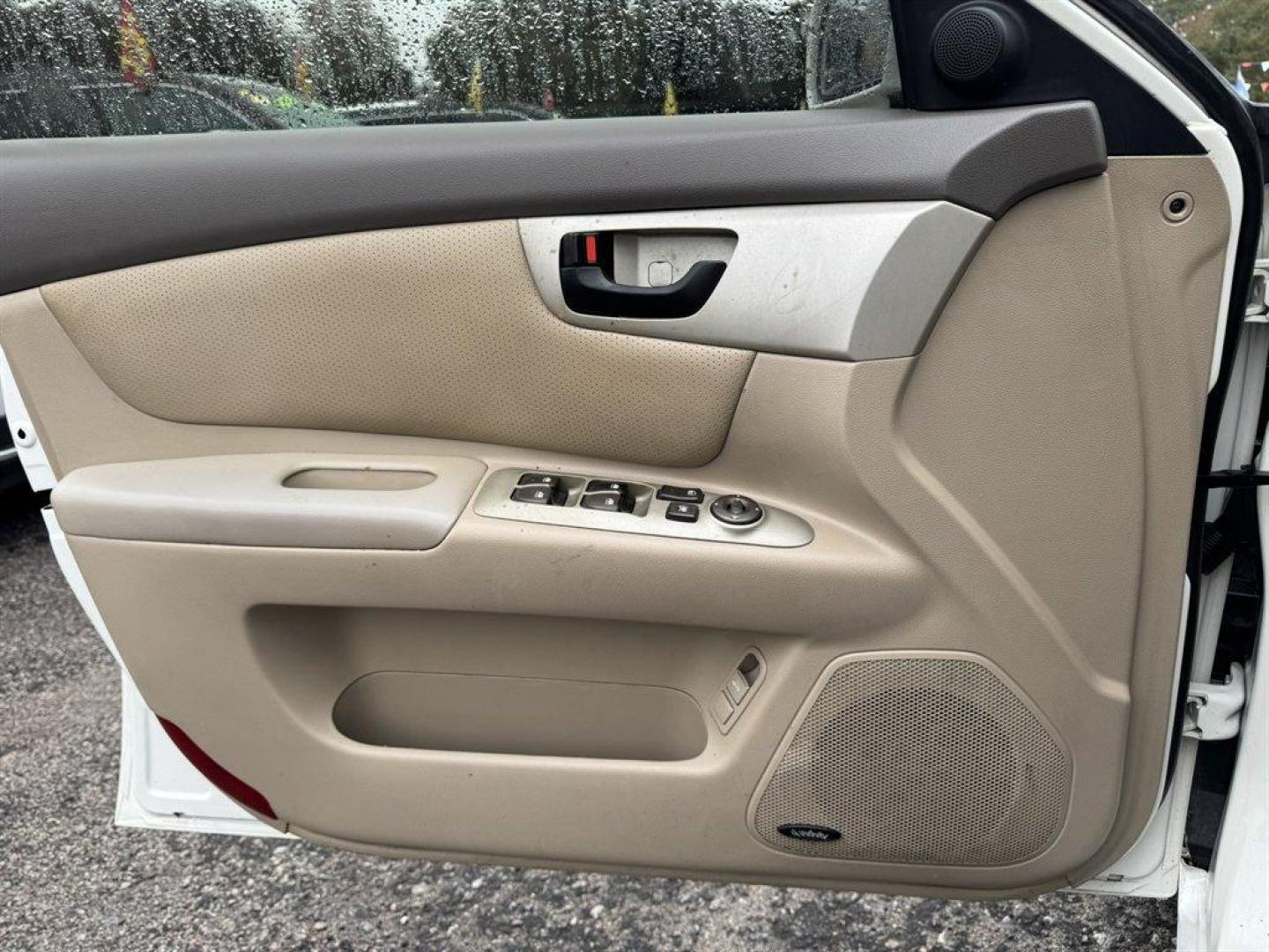 2008 White /Taupe Kia Optima (KNAGE124585) with an 2.7l V6 MPI Dohc 2.7l engine, Automatic transmission, located at 745 East Steele Rd., West Columbia, SC, 29170, (803) 755-9148, 33.927212, -81.148483 - Special Internet Price! 2008 Kia Optima - Photo#16