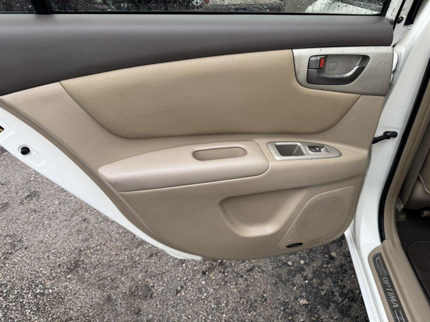 2008 White /Taupe Kia Optima (KNAGE124585) with an 2.7l V6 MPI Dohc 2.7l engine, Automatic transmission, located at 745 East Steele Rd., West Columbia, SC, 29170, (803) 755-9148, 33.927212, -81.148483 - Special Internet Price! 2008 Kia Optima - Photo#19