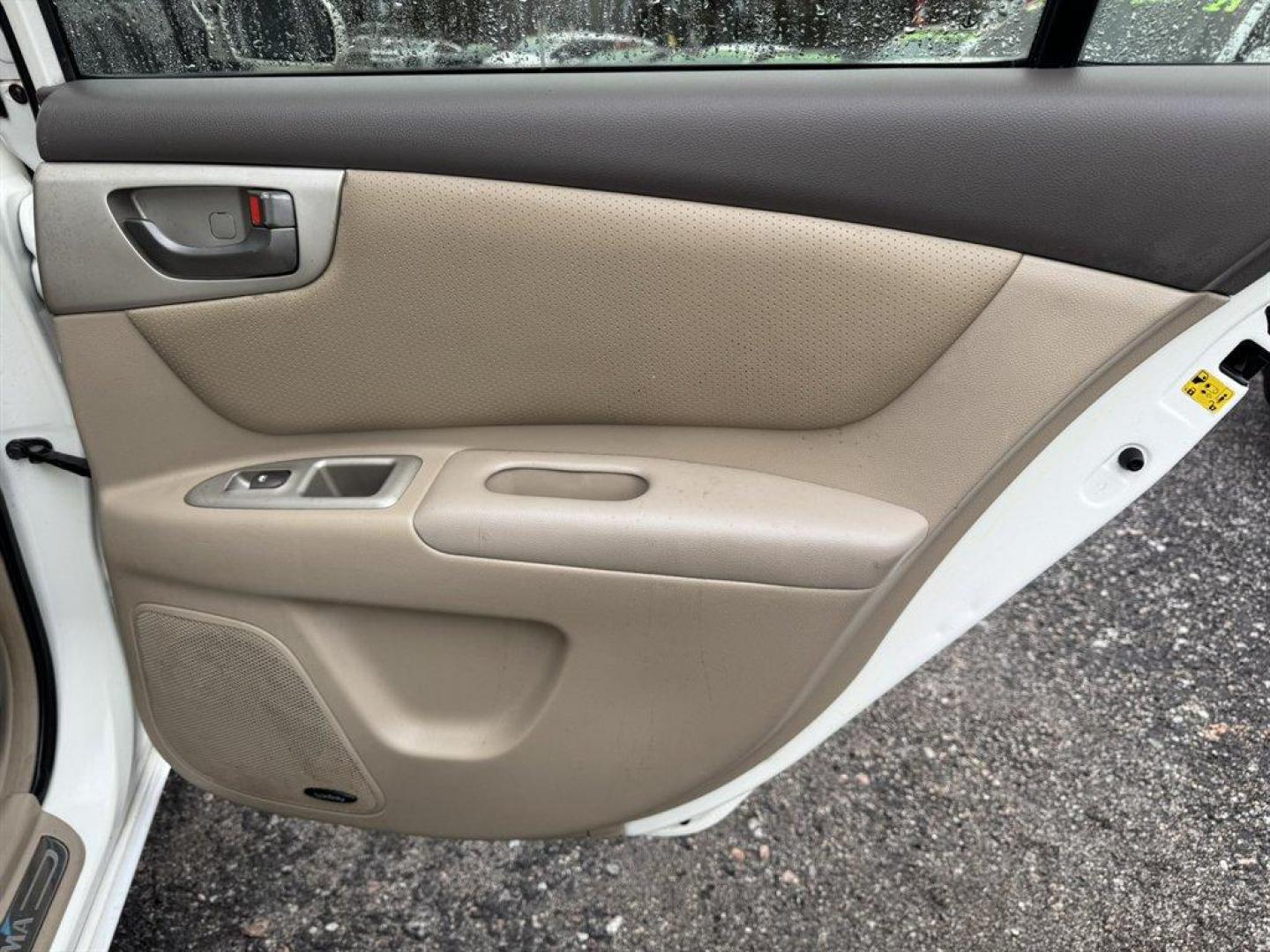 2008 White /Taupe Kia Optima (KNAGE124585) with an 2.7l V6 MPI Dohc 2.7l engine, Automatic transmission, located at 745 East Steele Rd., West Columbia, SC, 29170, (803) 755-9148, 33.927212, -81.148483 - Special Internet Price! 2008 Kia Optima - Photo#21