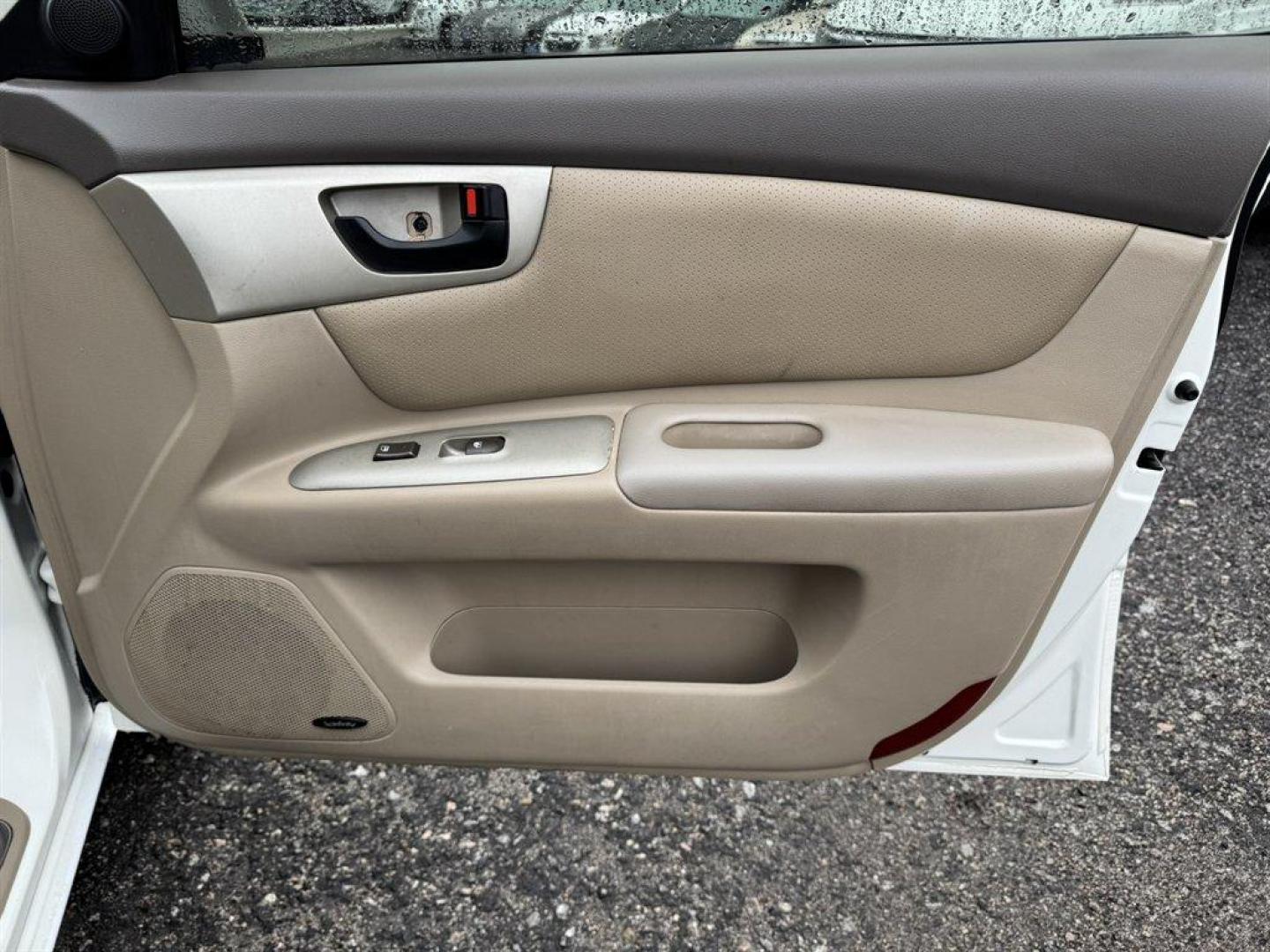 2008 White /Taupe Kia Optima (KNAGE124585) with an 2.7l V6 MPI Dohc 2.7l engine, Automatic transmission, located at 745 East Steele Rd., West Columbia, SC, 29170, (803) 755-9148, 33.927212, -81.148483 - Special Internet Price! 2008 Kia Optima - Photo#23