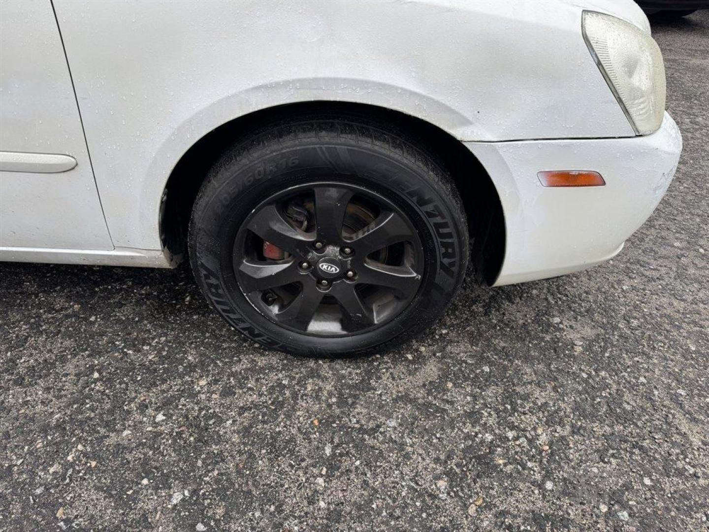 2008 White /Taupe Kia Optima (KNAGE124585) with an 2.7l V6 MPI Dohc 2.7l engine, Automatic transmission, located at 745 East Steele Rd., West Columbia, SC, 29170, (803) 755-9148, 33.927212, -81.148483 - Special Internet Price! 2008 Kia Optima - Photo#26