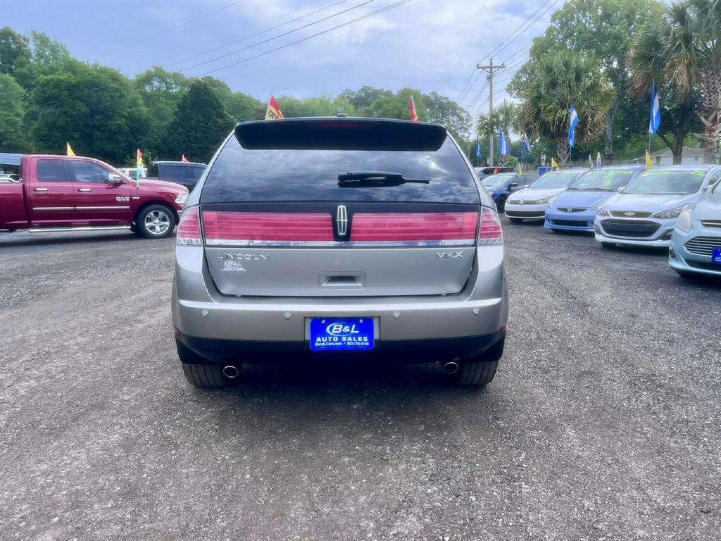 2008 Silver /Grey Lincoln MKX (2LMDU68C28B) with an 3.5l V6 SFI Dohc 24v 3.5l engine, Automatic transmission, located at 745 East Steele Rd., West Columbia, SC, 29170, (803) 755-9148, 33.927212, -81.148483 - Special Internet Price! 2008 Lincoln MKX with AM/FM radio, Backup camera, Navigation, Sunroof, Leather interior, Powered front seats, Powered liftgate, Powered windows, Powered door locks, Plus more! - Photo#4