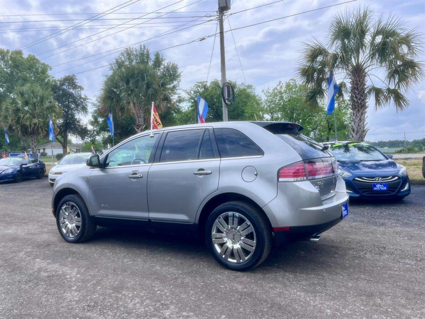 2008 Silver /Grey Lincoln MKX (2LMDU68C28B) with an 3.5l V6 SFI Dohc 24v 3.5l engine, Automatic transmission, located at 745 East Steele Rd., West Columbia, SC, 29170, (803) 755-9148, 33.927212, -81.148483 - Special Internet Price! 2008 Lincoln MKX with AM/FM radio, Backup camera, Navigation, Sunroof, Leather interior, Powered front seats, Powered liftgate, Powered windows, Powered door locks, Plus more! - Photo#5