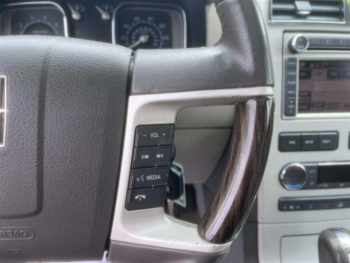 2008 Silver /Grey Lincoln MKX (2LMDU68C28B) with an 3.5l V6 SFI Dohc 24v 3.5l engine, Automatic transmission, located at 745 East Steele Rd., West Columbia, SC, 29170, (803) 755-9148, 33.927212, -81.148483 - Special Internet Price! 2008 Lincoln MKX with AM/FM radio, Backup camera, Navigation, Sunroof, Leather interior, Powered front seats, Powered liftgate, Powered windows, Powered door locks, Plus more! - Photo#9