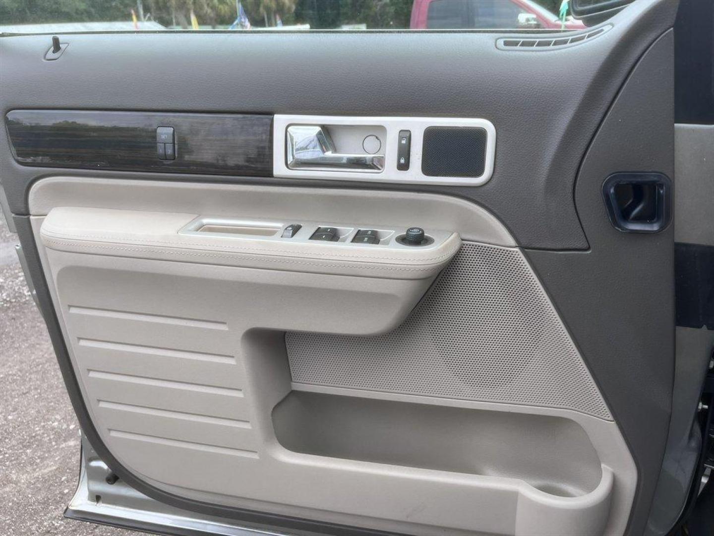 2008 Silver /Grey Lincoln MKX (2LMDU68C28B) with an 3.5l V6 SFI Dohc 24v 3.5l engine, Automatic transmission, located at 745 East Steele Rd., West Columbia, SC, 29170, (803) 755-9148, 33.927212, -81.148483 - Special Internet Price! 2008 Lincoln MKX with AM/FM radio, Backup camera, Navigation, Sunroof, Leather interior, Powered front seats, Powered liftgate, Powered windows, Powered door locks, Plus more! - Photo#17