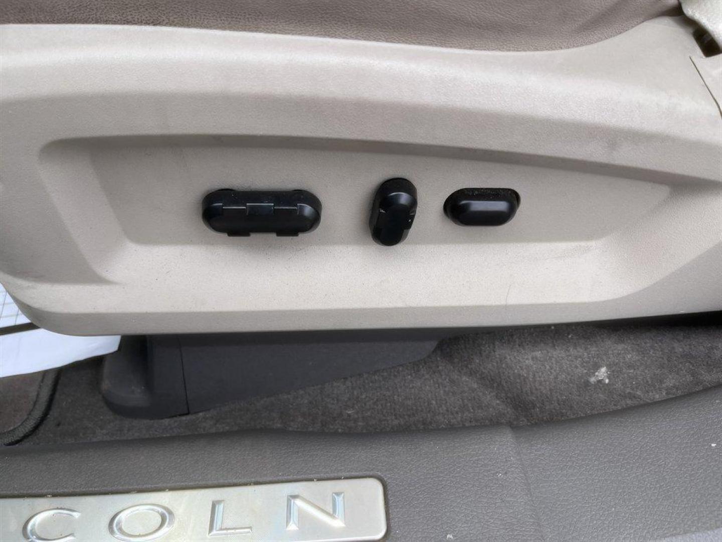 2008 Silver /Grey Lincoln MKX (2LMDU68C28B) with an 3.5l V6 SFI Dohc 24v 3.5l engine, Automatic transmission, located at 745 East Steele Rd., West Columbia, SC, 29170, (803) 755-9148, 33.927212, -81.148483 - Special Internet Price! 2008 Lincoln MKX with AM/FM radio, Backup camera, Navigation, Sunroof, Leather interior, Powered front seats, Powered liftgate, Powered windows, Powered door locks, Plus more! - Photo#20