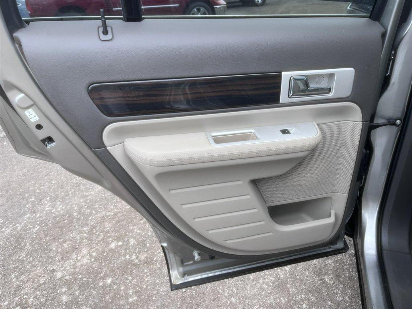 2008 Silver /Grey Lincoln MKX (2LMDU68C28B) with an 3.5l V6 SFI Dohc 24v 3.5l engine, Automatic transmission, located at 745 East Steele Rd., West Columbia, SC, 29170, (803) 755-9148, 33.927212, -81.148483 - Special Internet Price! 2008 Lincoln MKX with AM/FM radio, Backup camera, Navigation, Sunroof, Leather interior, Powered front seats, Powered liftgate, Powered windows, Powered door locks, Plus more! - Photo#21