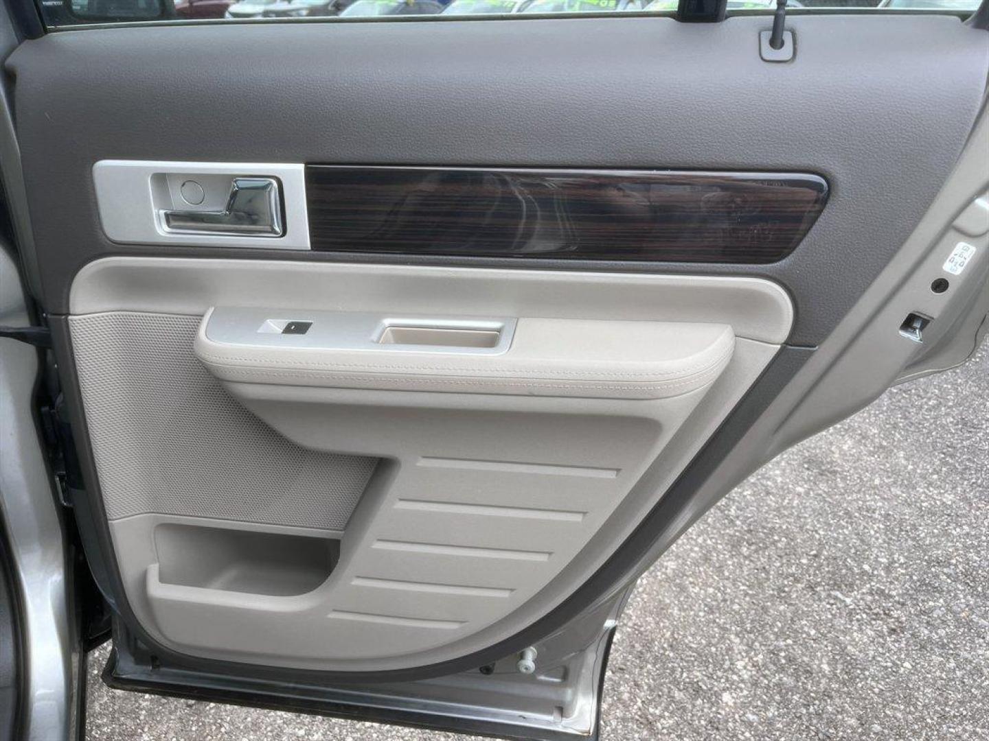 2008 Silver /Grey Lincoln MKX (2LMDU68C28B) with an 3.5l V6 SFI Dohc 24v 3.5l engine, Automatic transmission, located at 745 East Steele Rd., West Columbia, SC, 29170, (803) 755-9148, 33.927212, -81.148483 - Special Internet Price! 2008 Lincoln MKX with AM/FM radio, Backup camera, Navigation, Sunroof, Leather interior, Powered front seats, Powered liftgate, Powered windows, Powered door locks, Plus more! - Photo#23