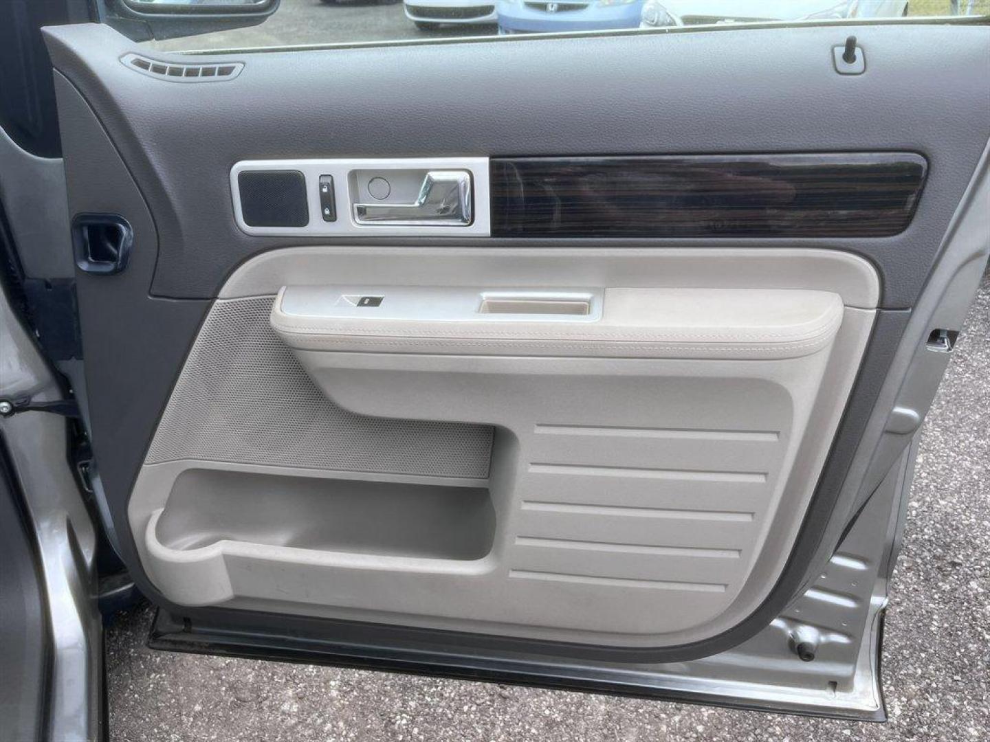 2008 Silver /Grey Lincoln MKX (2LMDU68C28B) with an 3.5l V6 SFI Dohc 24v 3.5l engine, Automatic transmission, located at 745 East Steele Rd., West Columbia, SC, 29170, (803) 755-9148, 33.927212, -81.148483 - Special Internet Price! 2008 Lincoln MKX with AM/FM radio, Backup camera, Navigation, Sunroof, Leather interior, Powered front seats, Powered liftgate, Powered windows, Powered door locks, Plus more! - Photo#25