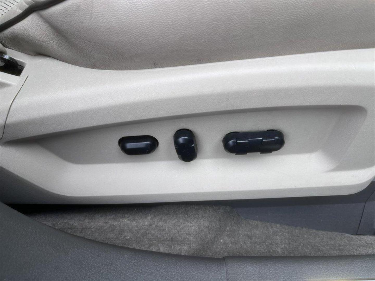 2008 Silver /Grey Lincoln MKX (2LMDU68C28B) with an 3.5l V6 SFI Dohc 24v 3.5l engine, Automatic transmission, located at 745 East Steele Rd., West Columbia, SC, 29170, (803) 755-9148, 33.927212, -81.148483 - Special Internet Price! 2008 Lincoln MKX with AM/FM radio, Backup camera, Navigation, Sunroof, Leather interior, Powered front seats, Powered liftgate, Powered windows, Powered door locks, Plus more! - Photo#27