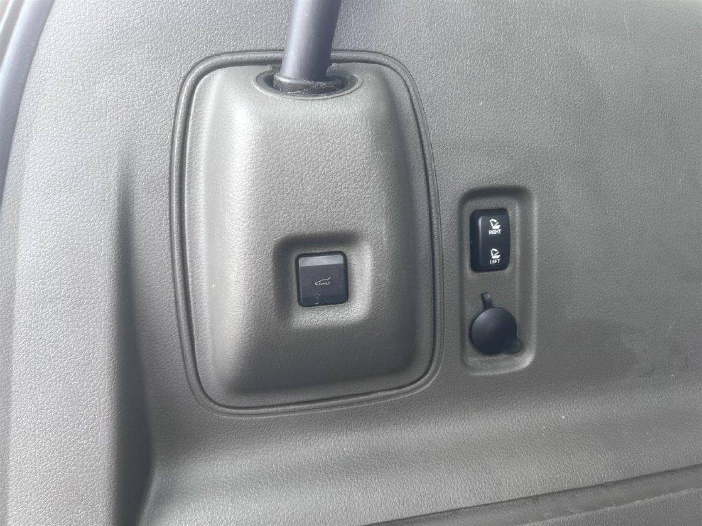 2008 Silver /Grey Lincoln MKX (2LMDU68C28B) with an 3.5l V6 SFI Dohc 24v 3.5l engine, Automatic transmission, located at 745 East Steele Rd., West Columbia, SC, 29170, (803) 755-9148, 33.927212, -81.148483 - Special Internet Price! 2008 Lincoln MKX with AM/FM radio, Backup camera, Navigation, Sunroof, Leather interior, Powered front seats, Powered liftgate, Powered windows, Powered door locks, Plus more! - Photo#29