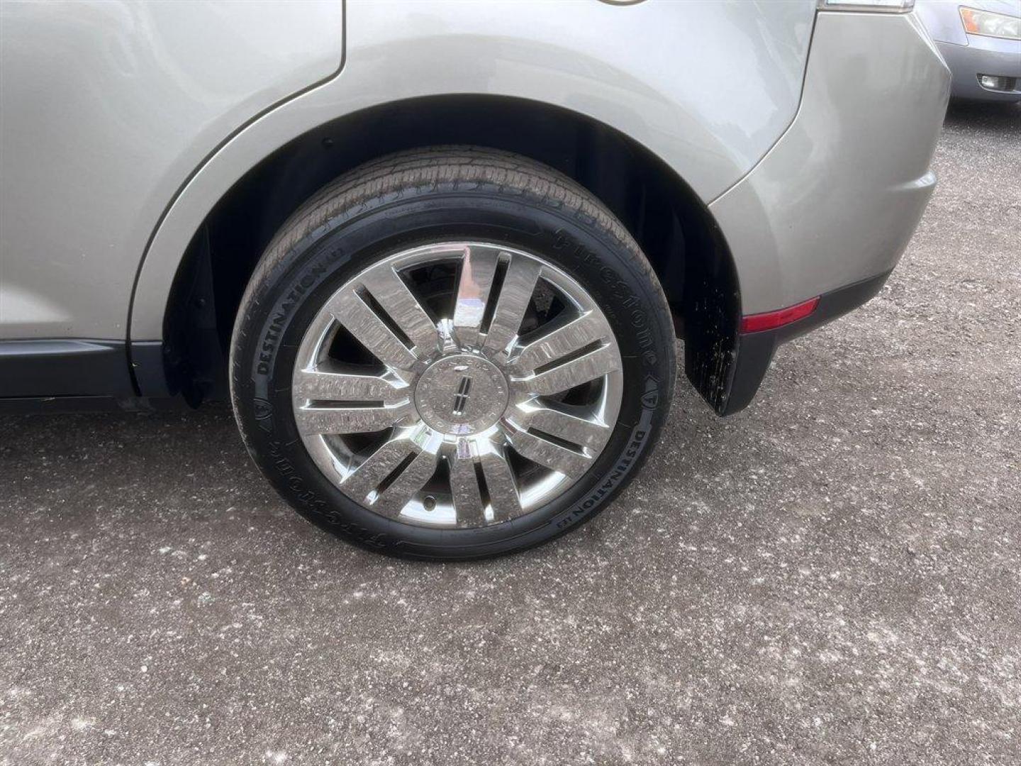 2008 Silver /Grey Lincoln MKX (2LMDU68C28B) with an 3.5l V6 SFI Dohc 24v 3.5l engine, Automatic transmission, located at 745 East Steele Rd., West Columbia, SC, 29170, (803) 755-9148, 33.927212, -81.148483 - Special Internet Price! 2008 Lincoln MKX with AM/FM radio, Backup camera, Navigation, Sunroof, Leather interior, Powered front seats, Powered liftgate, Powered windows, Powered door locks, Plus more! - Photo#32