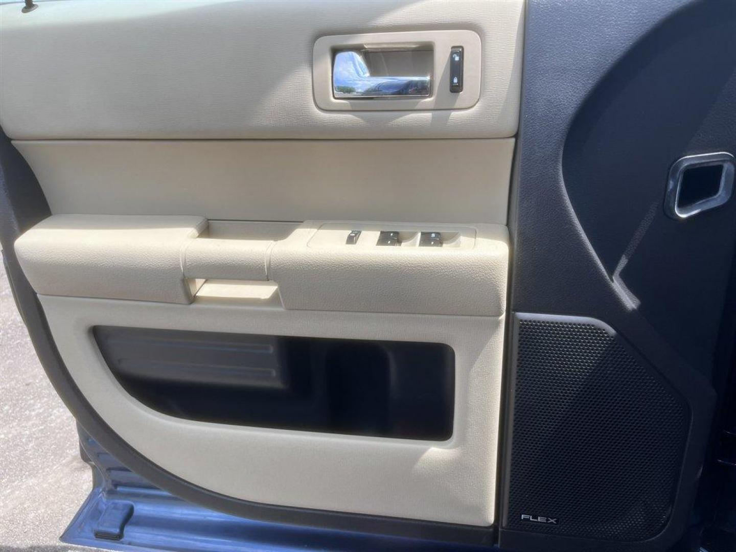 2018 Blue /Taupe Ford Flex (2FMGK5B85JB) with an 3.5l V6 Smpi TI-VCT 3.5l engine, Automatic transmission, located at 745 East Steele Rd., West Columbia, SC, 29170, (803) 755-9148, 33.927212, -81.148483 - Special Internet Price! 2018 Ford Flex - Photo#18