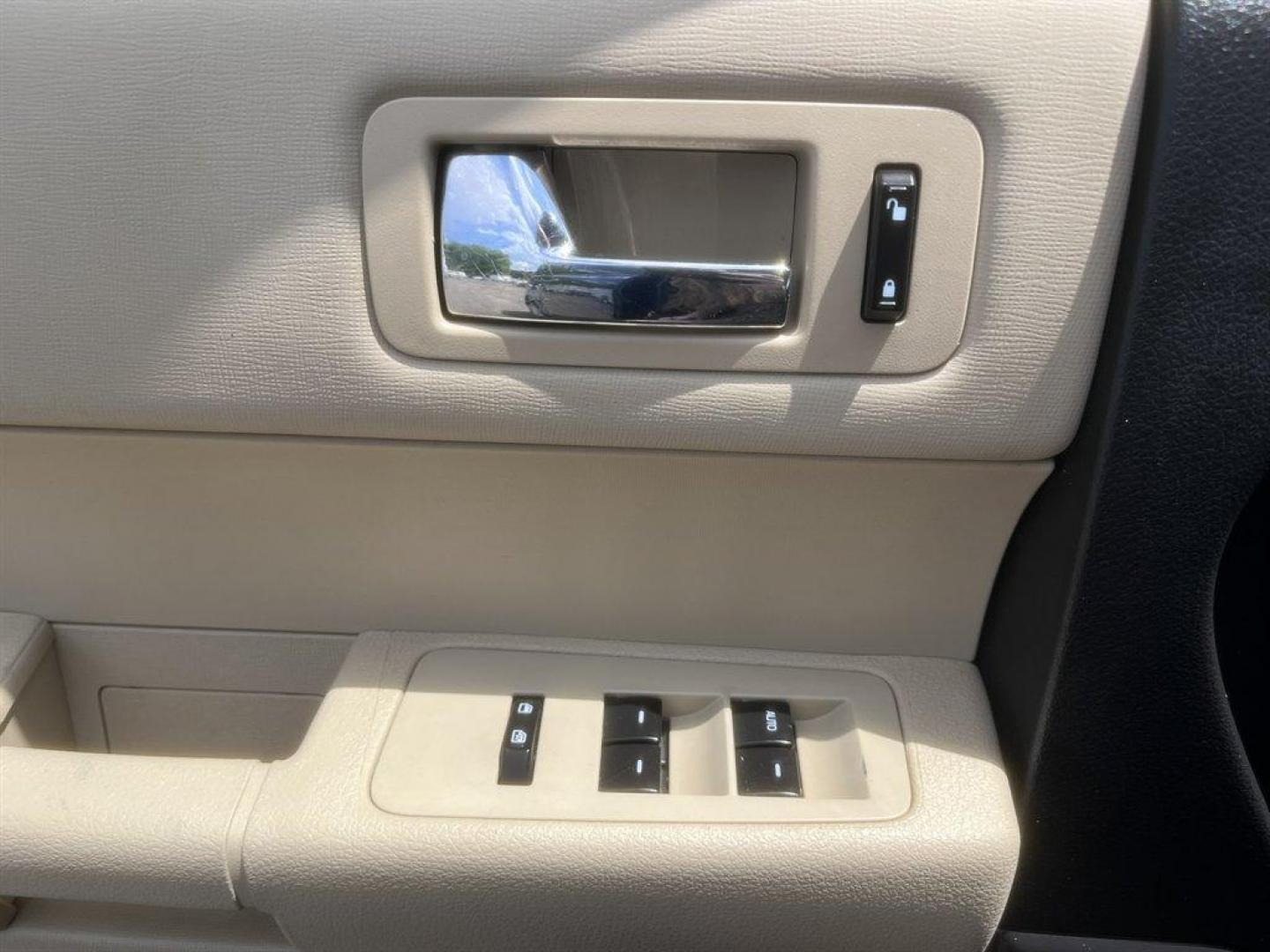 2018 Blue /Taupe Ford Flex (2FMGK5B85JB) with an 3.5l V6 Smpi TI-VCT 3.5l engine, Automatic transmission, located at 745 East Steele Rd., West Columbia, SC, 29170, (803) 755-9148, 33.927212, -81.148483 - Special Internet Price! 2018 Ford Flex - Photo#20