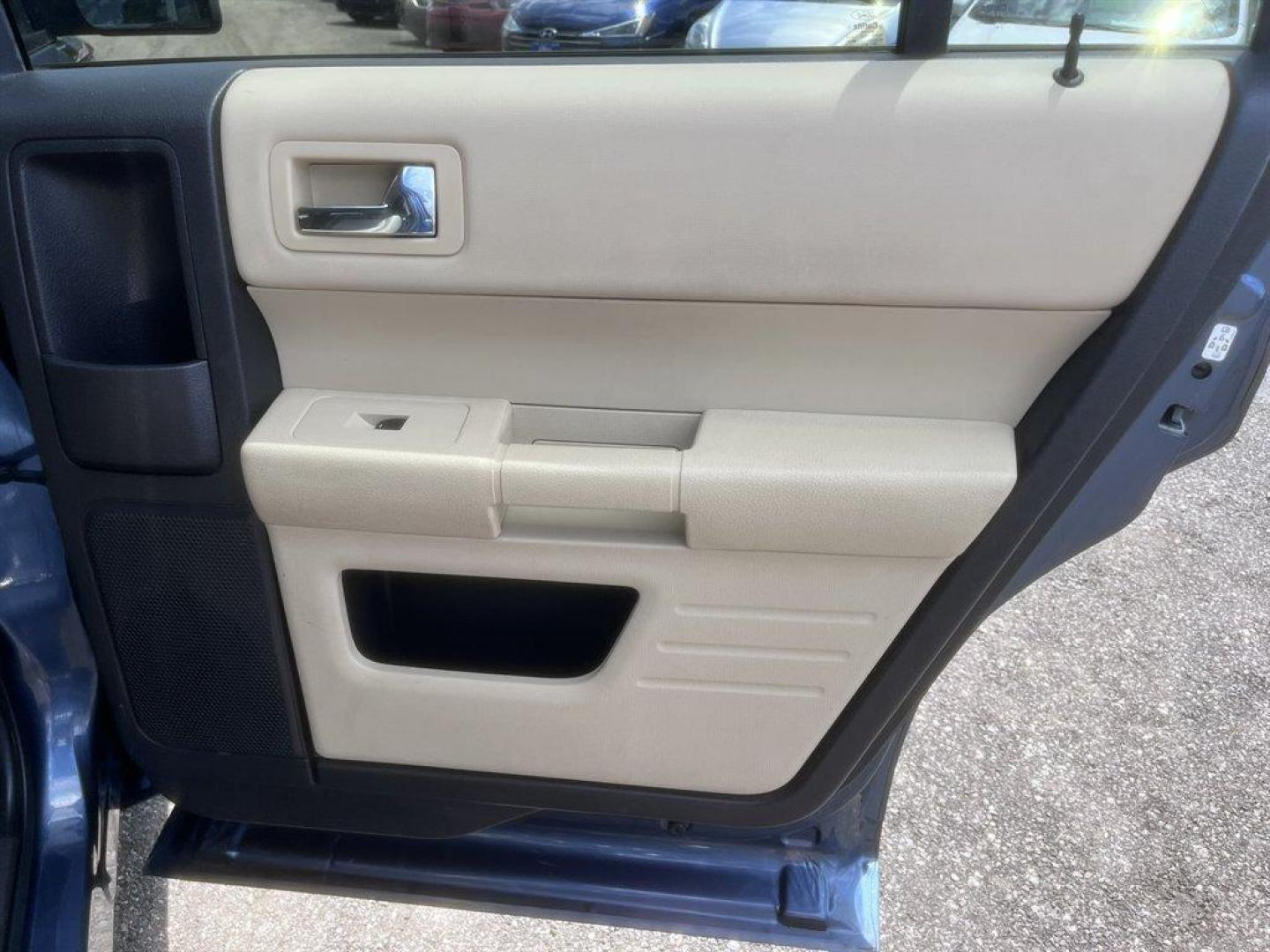 2018 Blue /Taupe Ford Flex (2FMGK5B85JB) with an 3.5l V6 Smpi TI-VCT 3.5l engine, Automatic transmission, located at 745 East Steele Rd., West Columbia, SC, 29170, (803) 755-9148, 33.927212, -81.148483 - Special Internet Price! 2018 Ford Flex - Photo#26